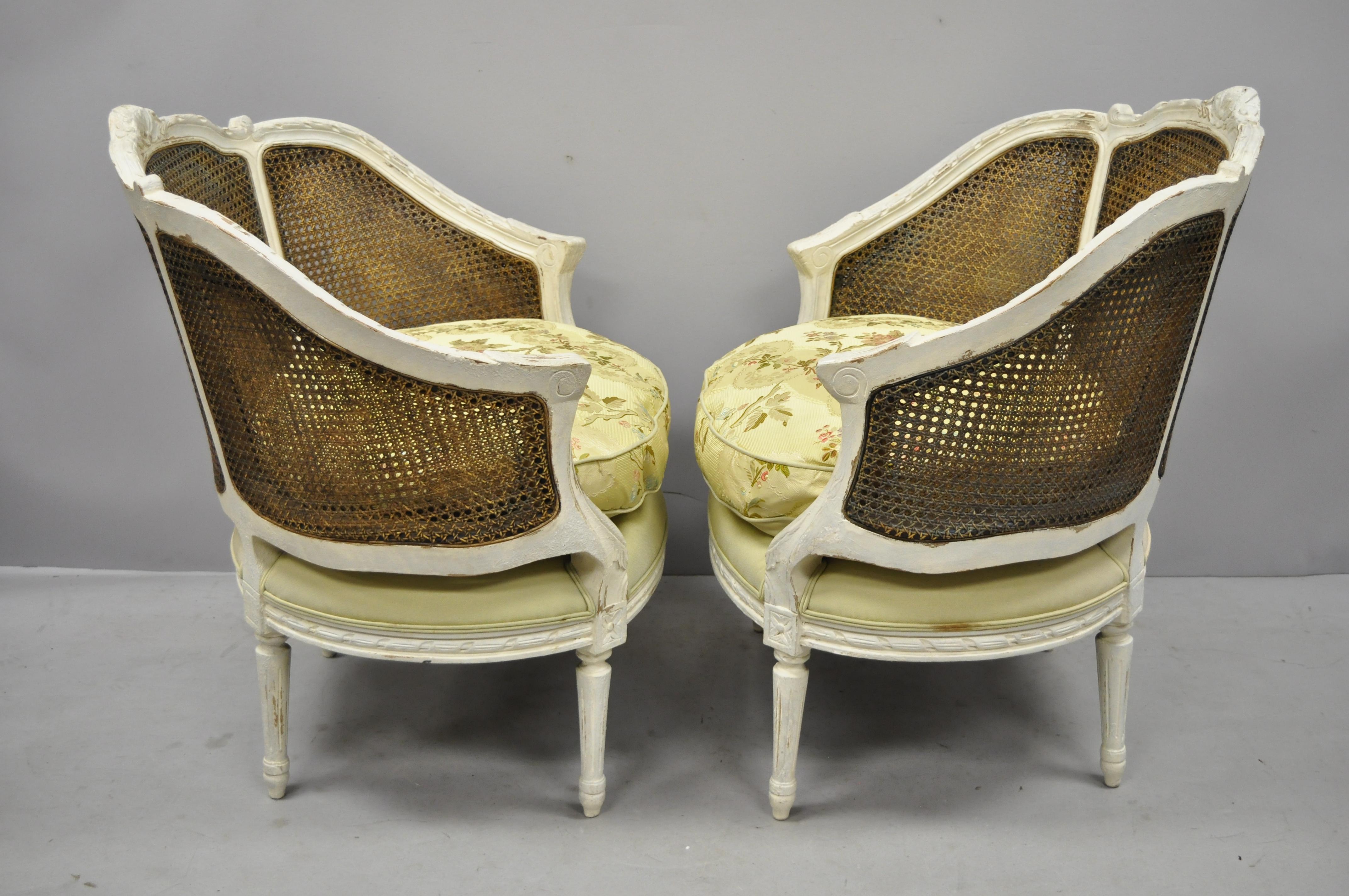 Paar französische Bergere-Salonstühle mit Rohrgeflecht im Louis-XVI.-Stil, weiß lackiert und im Distress-Stil im Angebot 6