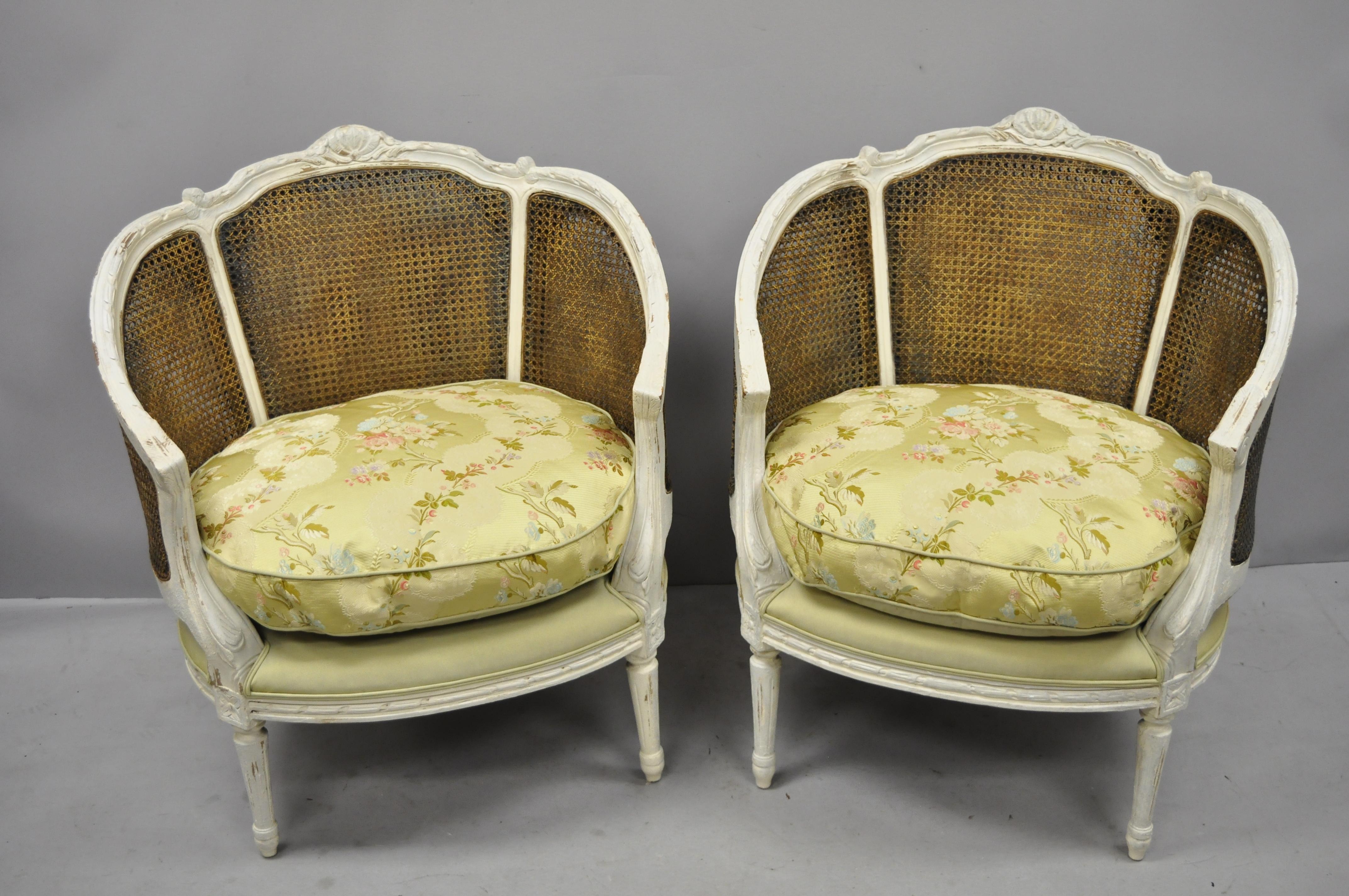 Paar französische Bergere-Salonstühle mit Rohrgeflecht im Louis-XVI.-Stil, weiß lackiert und im Distress-Stil (Louis XVI.) im Angebot