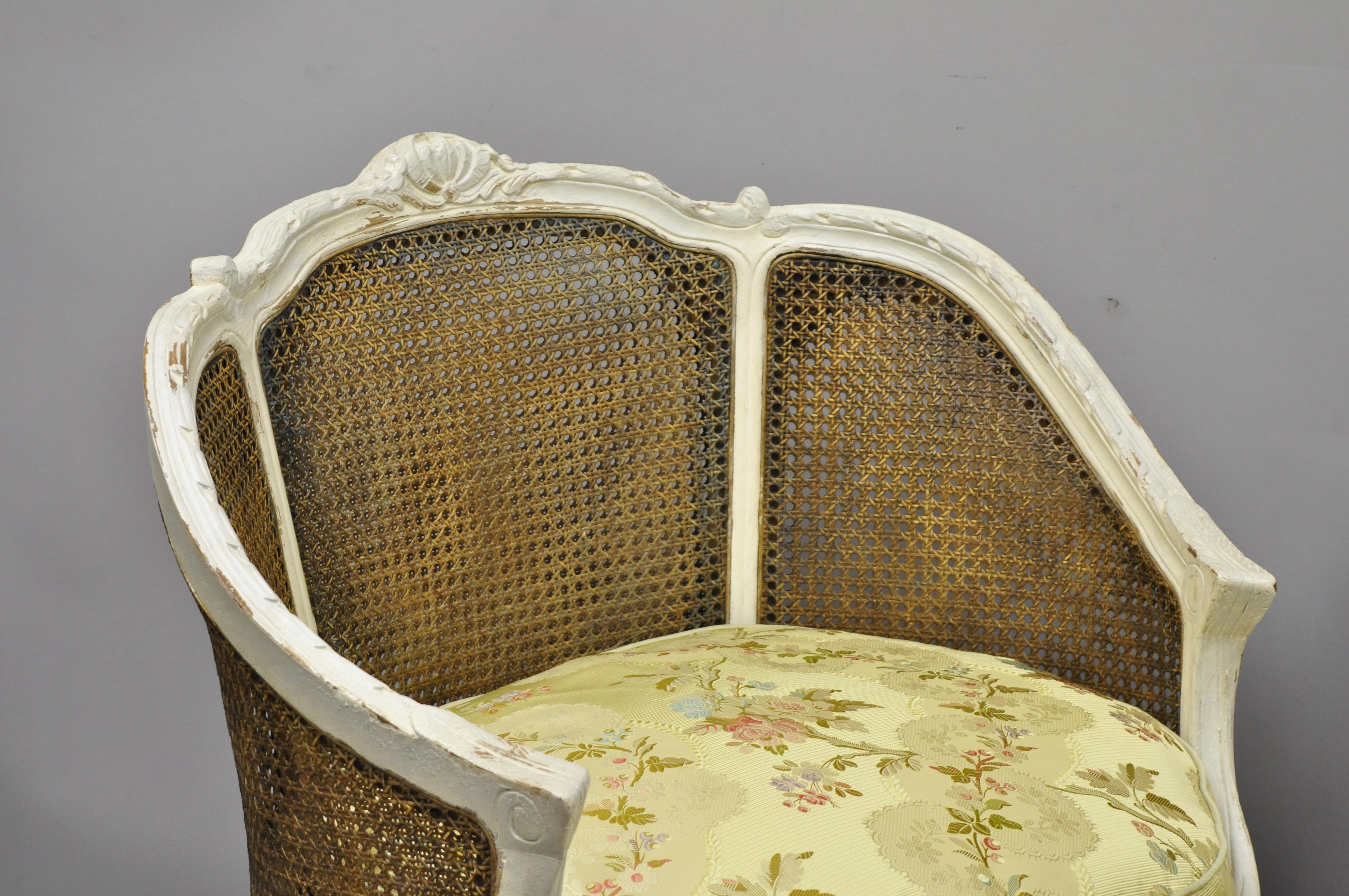 Paar französische Bergere-Salonstühle mit Rohrgeflecht im Louis-XVI.-Stil, weiß lackiert und im Distress-Stil im Zustand „Gut“ im Angebot in Philadelphia, PA