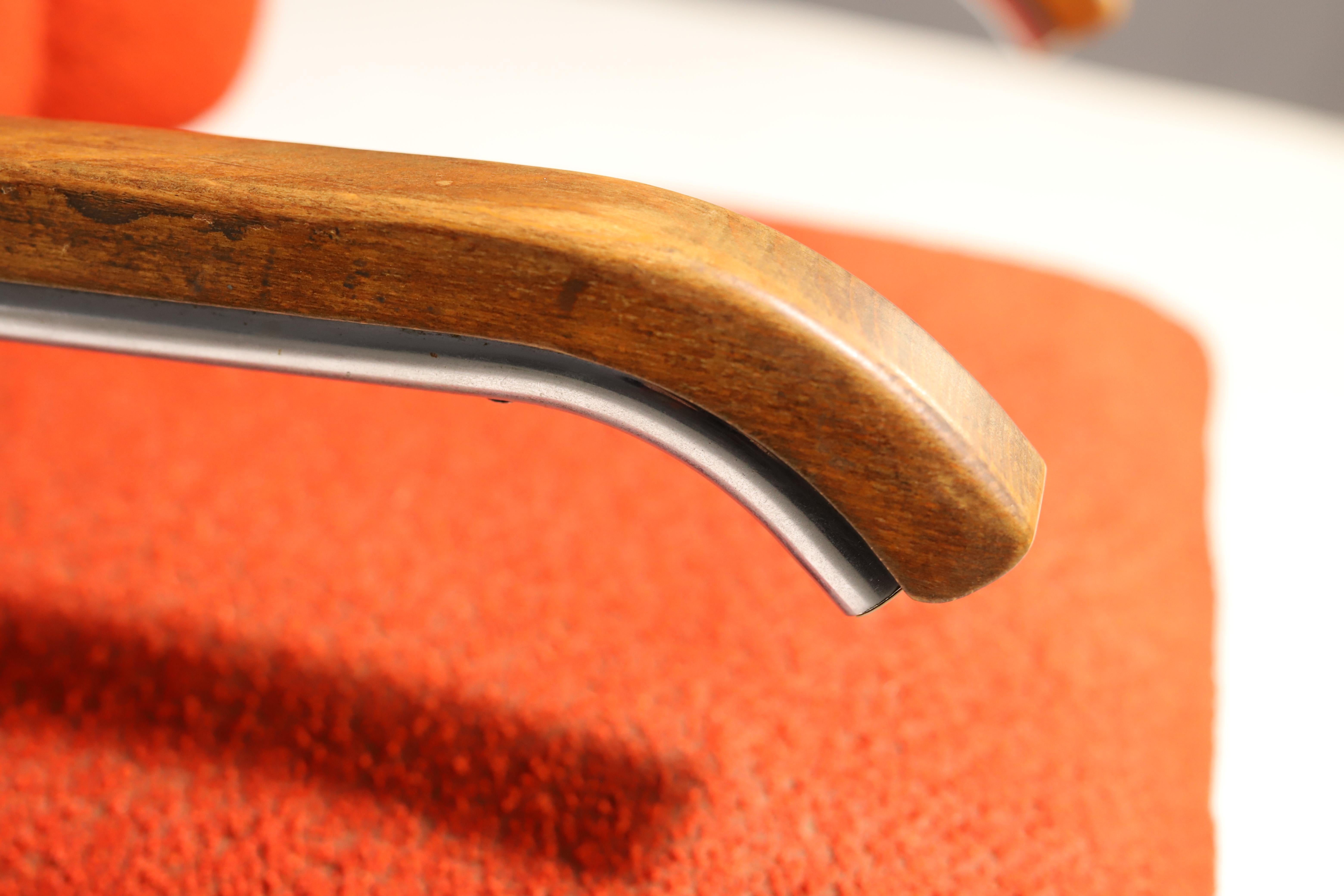 Questa poltrona funzionalista S-411 è stata prodotta negli anni '40-'50 da Kovona, Brandýs nad Orlicí. La struttura a sbalzo cromata offre una leggera flessibilità, garantendo una seduta confortevole.

La seduta e lo schienale presentano imbottiture