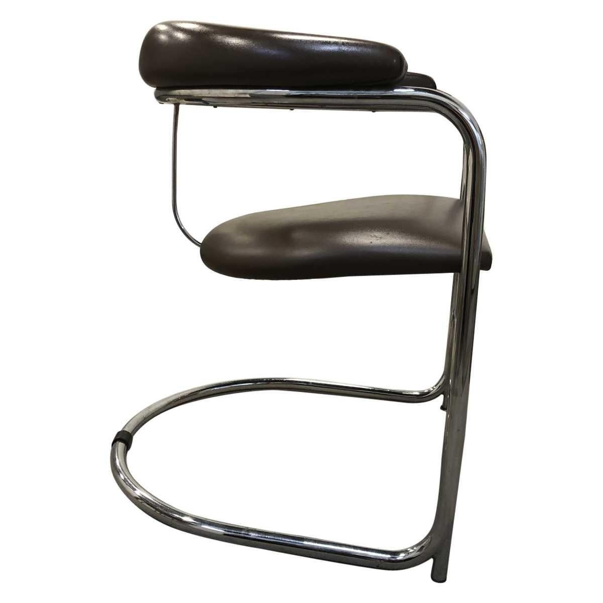 Sold as a set of 2. Later edition model SS33 cantilever armchairs designed by Hungarian designer Anton Lorenz for Thonet in 1929. Classic Bauhaus design with padded backrest and seat upholstered in chocolate brown vinyl and chrome-plated tubular