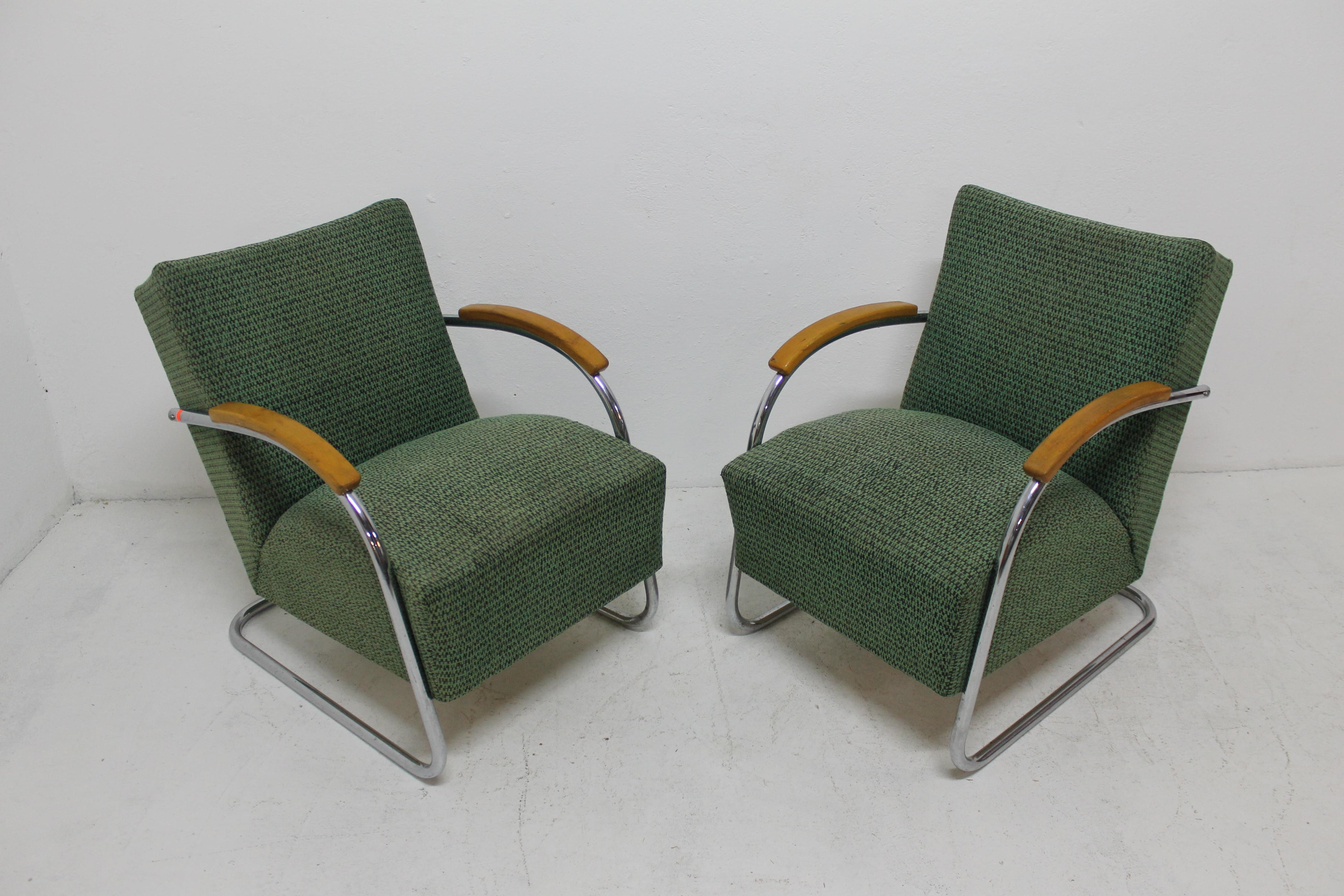 These tubular armchairs were manufactured in the 1950s by Kovona Company in the former Czechoslovakia.
Basically it is Marcel Breuer's original design, but later acquired by Anton Lorenz in a patent dispute for Thonet Company.
In the Czech