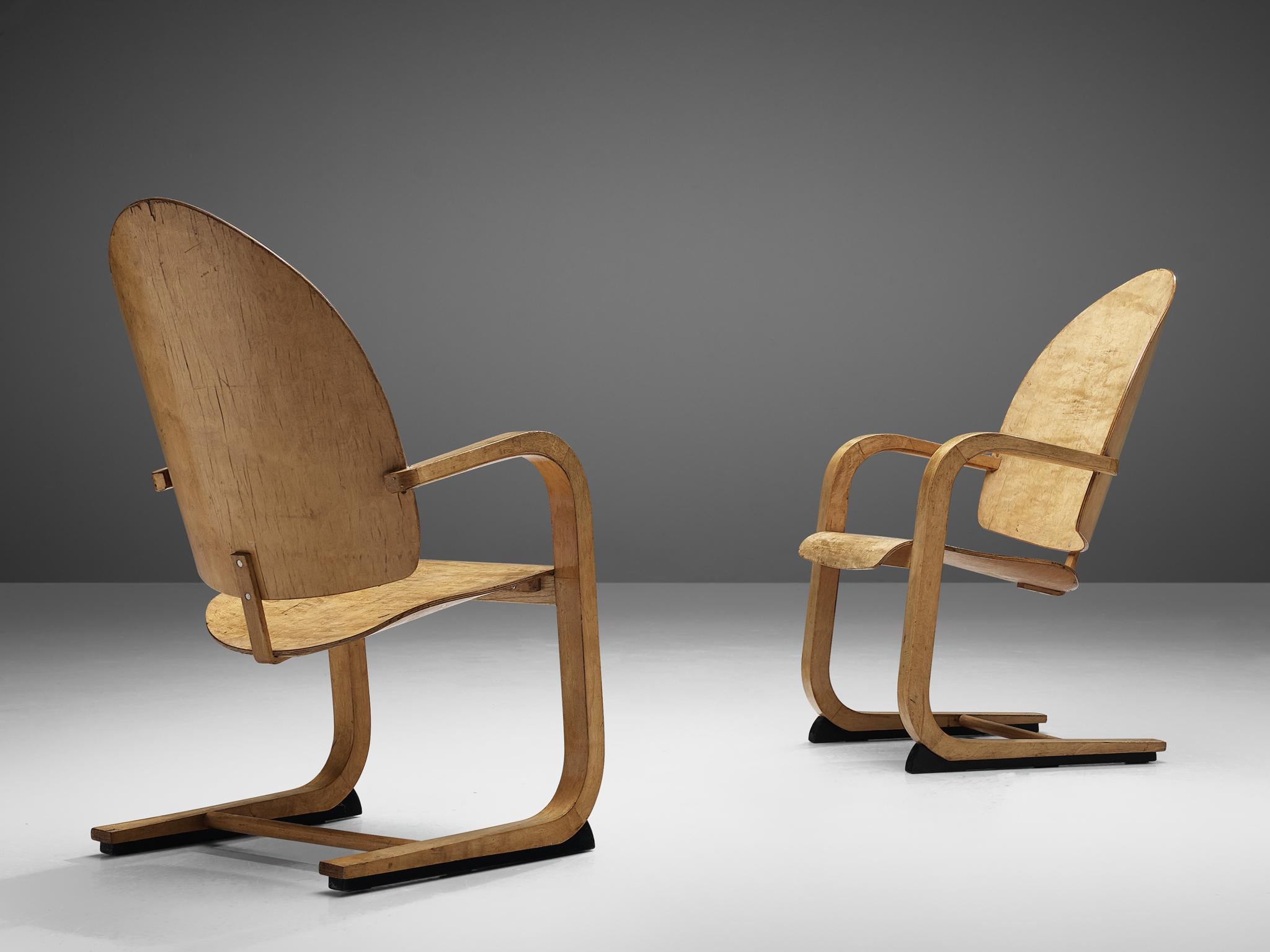 Pair of cantilever armchairs, bent plywood with birch, solid bent birch frame, black lacquered wood, Europe, 1930s

Pair of Modernist cantilever chairs in birch veneer bentwood that is reminisent of the innovative early 1930s designs of Marcel