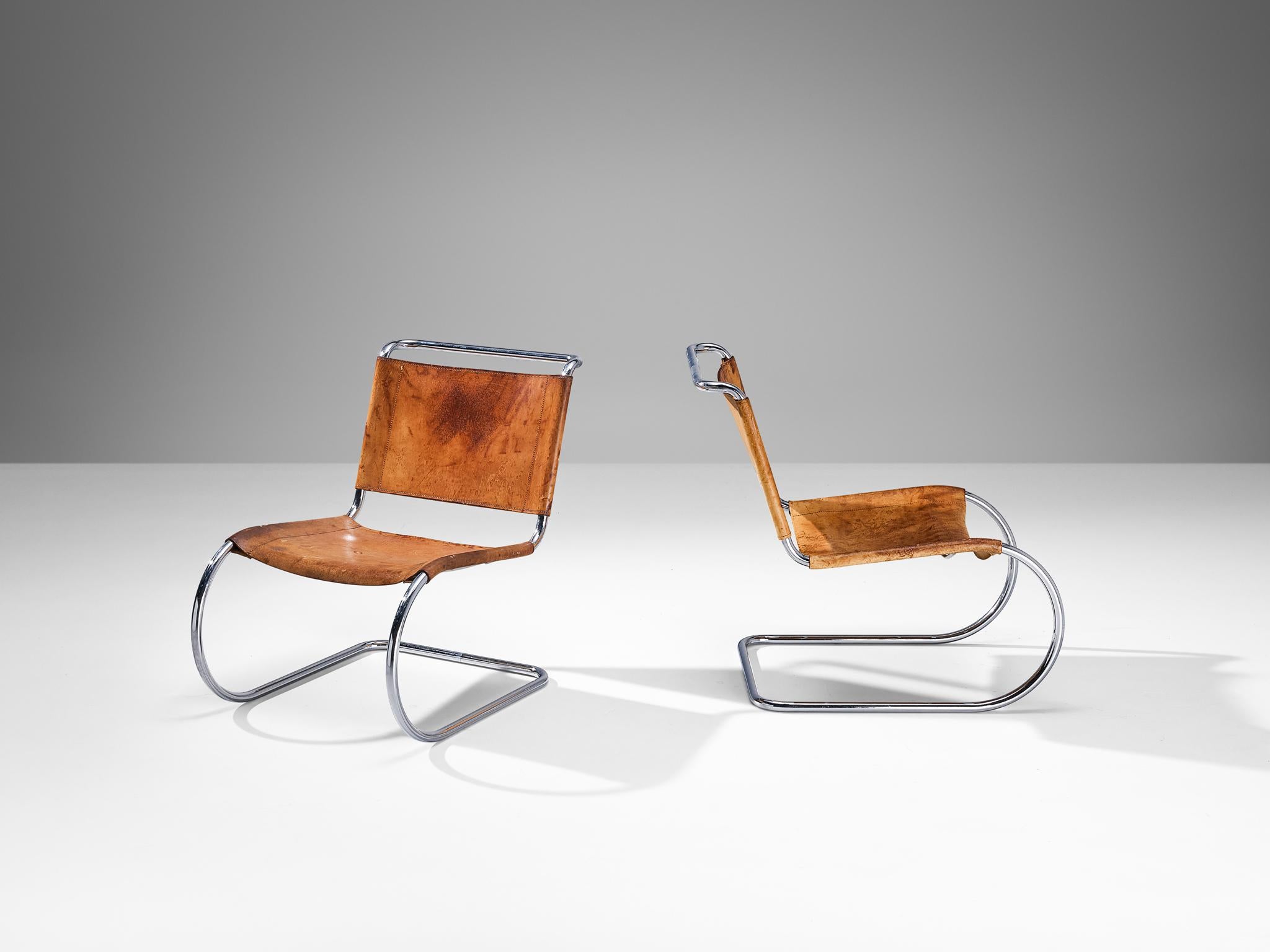 Pair of cantilever dining chairs, leather, chrome-plated steel, The Netherlands, 1960s

Streamlined pair of cantilever chairs, a design that originates from the Bauhaus Movement. The frame is comprised of a cantilevered tubular frame, giving it a
