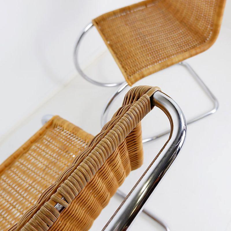 20ième siècle Paire de chaises cantilever en chrome et osier dans le style de Mies Van der Roye en vente