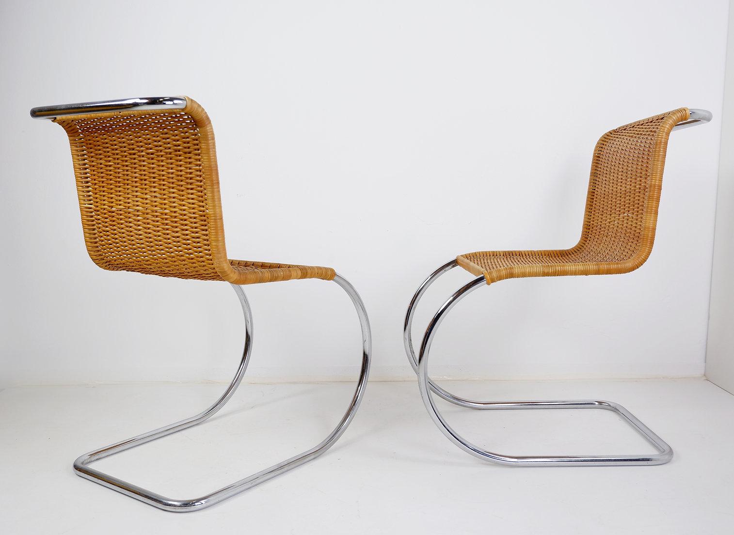 Coppia di sedie a sbalzo in cromo e vimini in stile A. der Van
Stile Thonet - Stile Mies Van Der Rohe - Vintage
Misure: 49cmx66cm H:86.5 SH:49.5cm
Materiali : Cromo - Vimini
Usura coerente con l'età e l'uso
