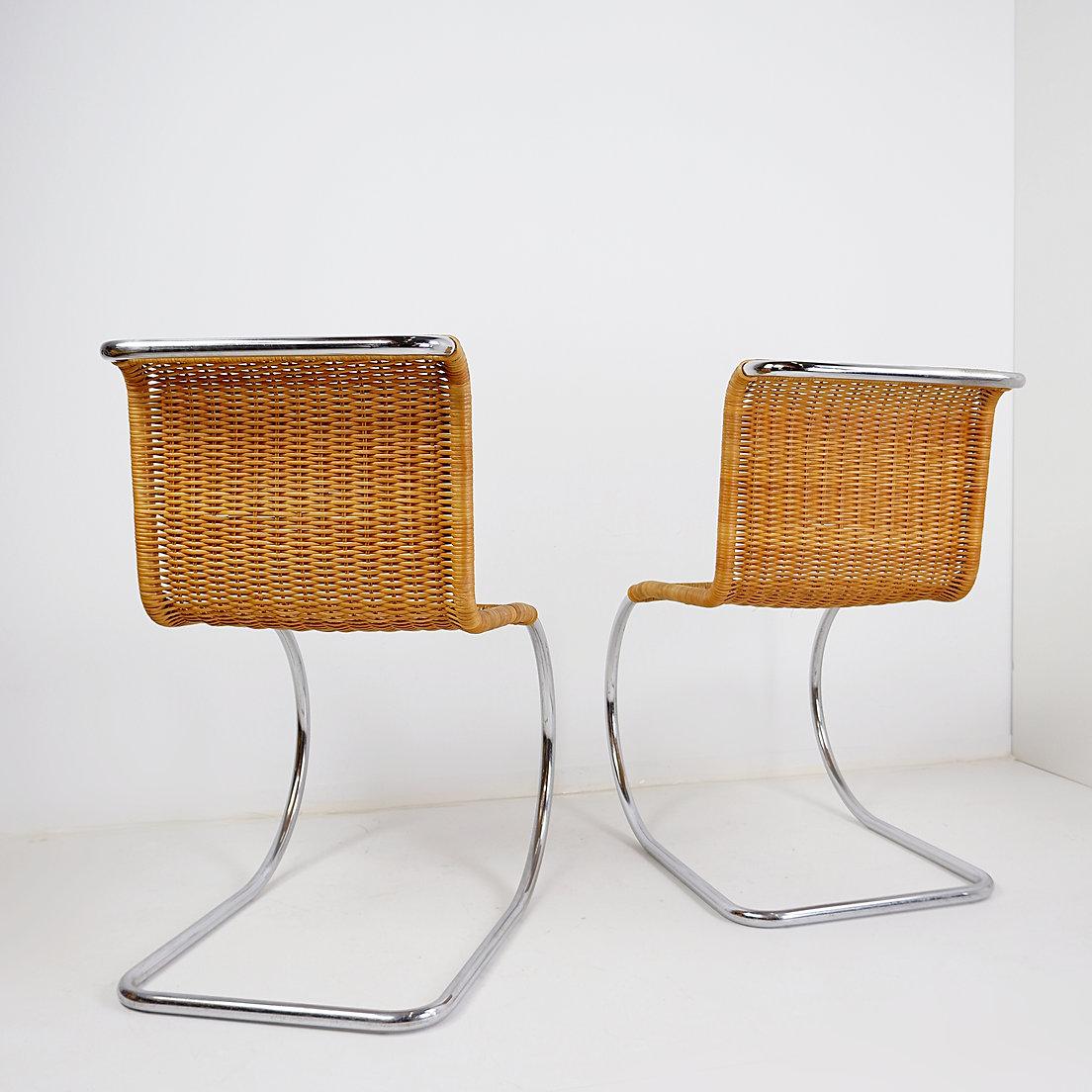 Mid-Century moderno Coppia di sedie a sbalzo in cromo e vimini in stile Mies Van der Roye - anni '80 in vendita