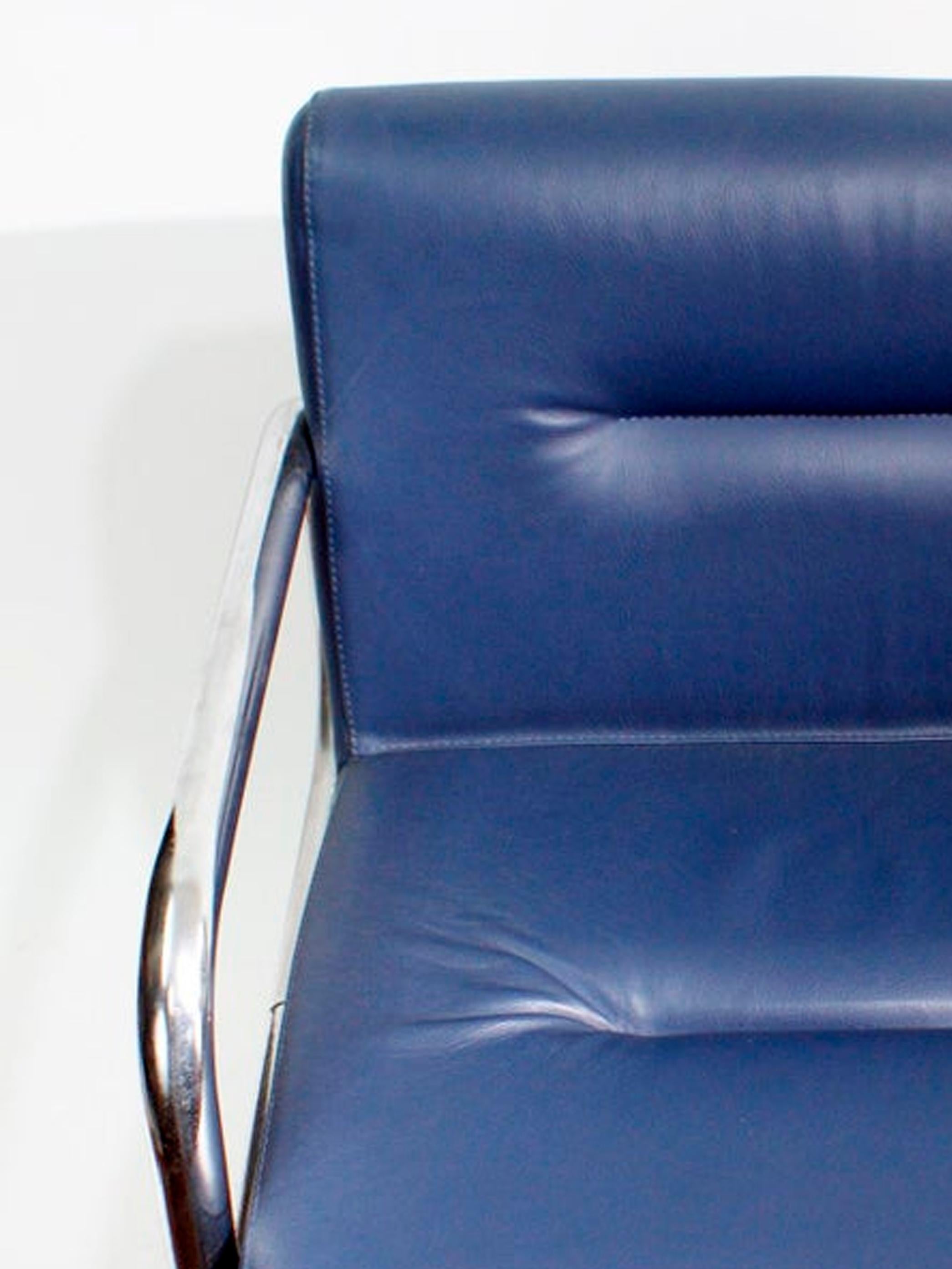 Acciaio Coppia di sedie da salotto a sbalzo in pelle prodotte da Thonet nel 1980 in vendita