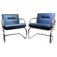 Pareja de sillas de salón de cuero en voladizo Fabricadas por Thonet en 1980