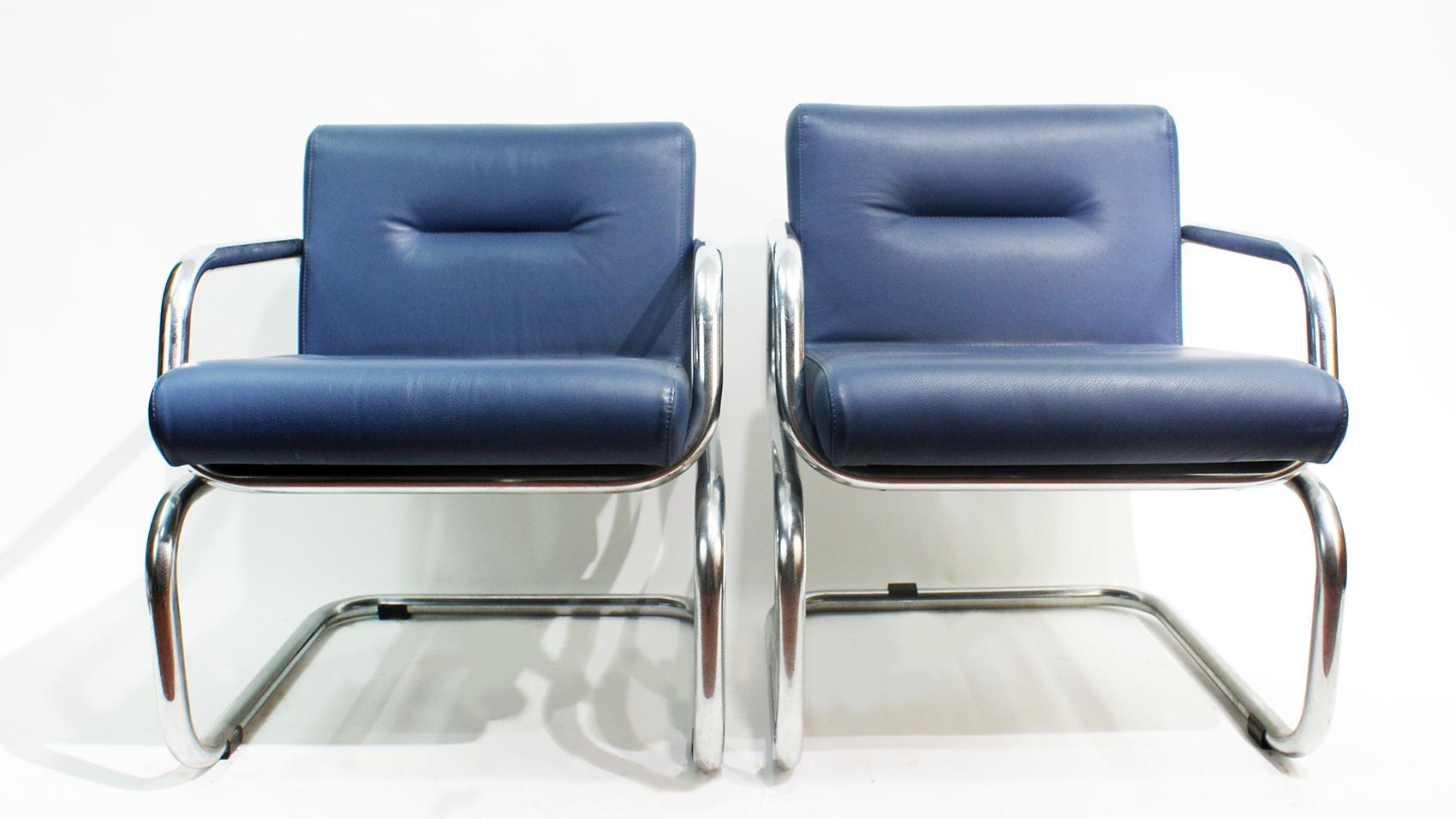 Paire de chaises longues bleu nuit de style Bauhaus sur une base cantilever en tube d'acier chromé, fabriquées par Thonet en 1980.
Re-tapissé dans un cuir bleu nuit pour les sièges et les dossiers.

  
