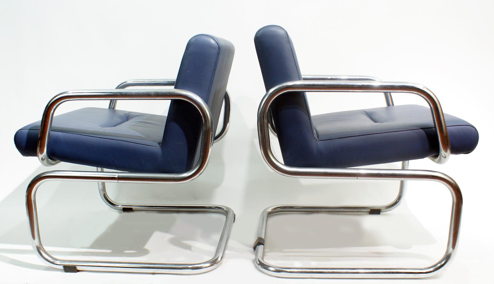 Bauhaus Paire de chaises longues en cuir en porte-à-faux fabriquées par Thonet en 1980 en vente