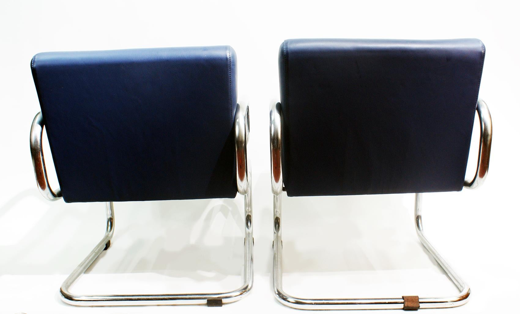 Français Paire de chaises longues en cuir en porte-à-faux fabriquées par Thonet en 1980 en vente