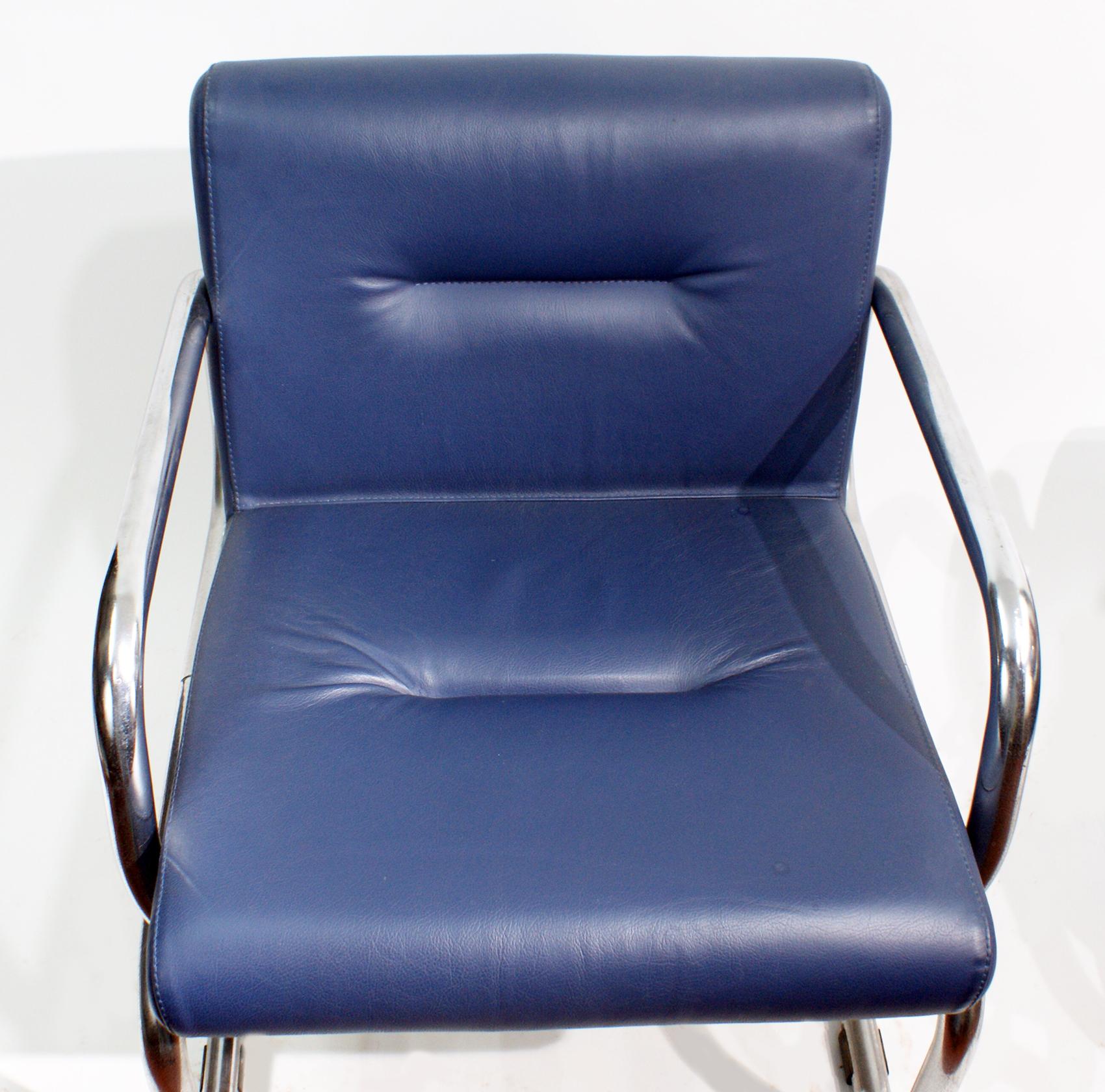 20ième siècle Paire de chaises longues en cuir en porte-à-faux fabriquées par Thonet en 1980 en vente