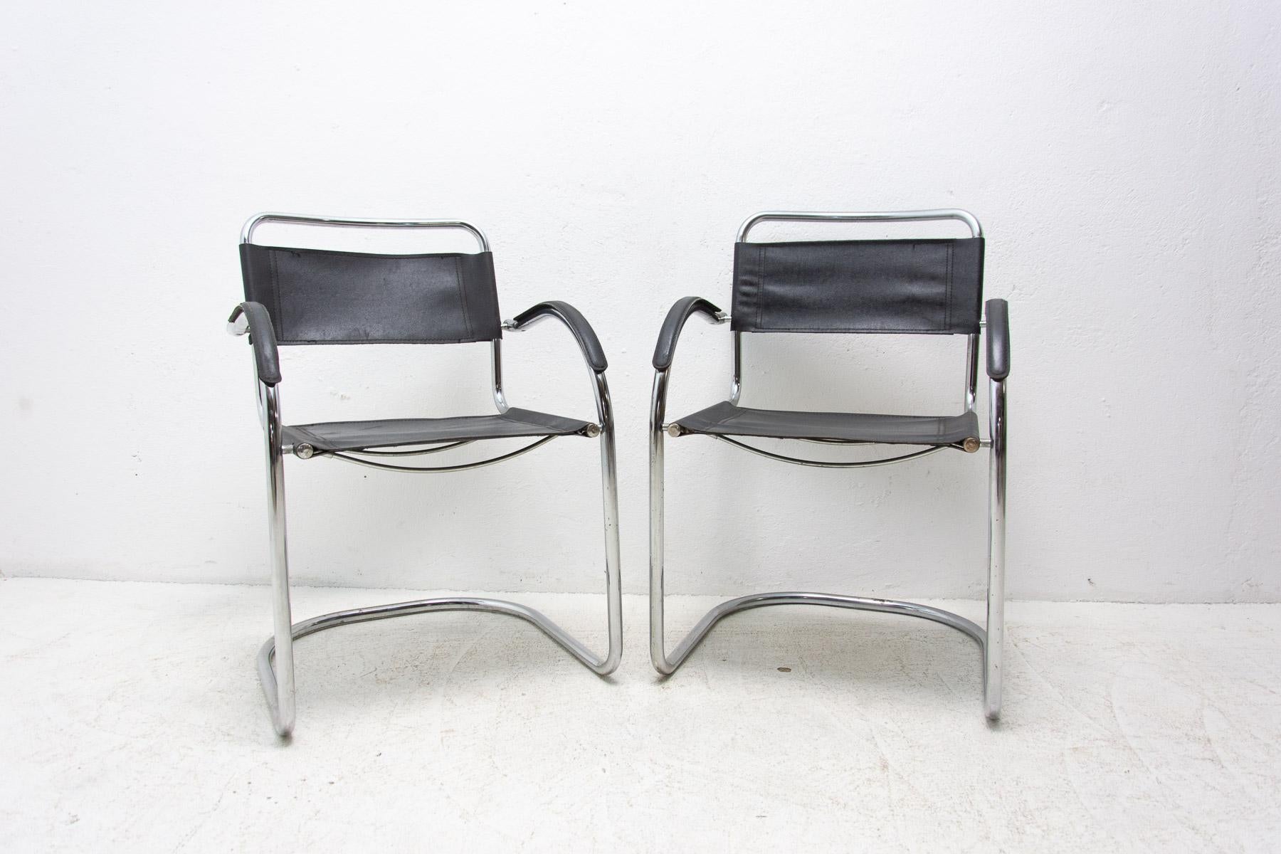 Pair of Cantilever tubular steel armchairs. Made in the 1970's. Material: leather, chrome. In good Vintage condition, showing signs of age and using. Price is for the pair.

Measures: height: 83 cm

width: 56 cm

depth: 55 cm

seat height :
