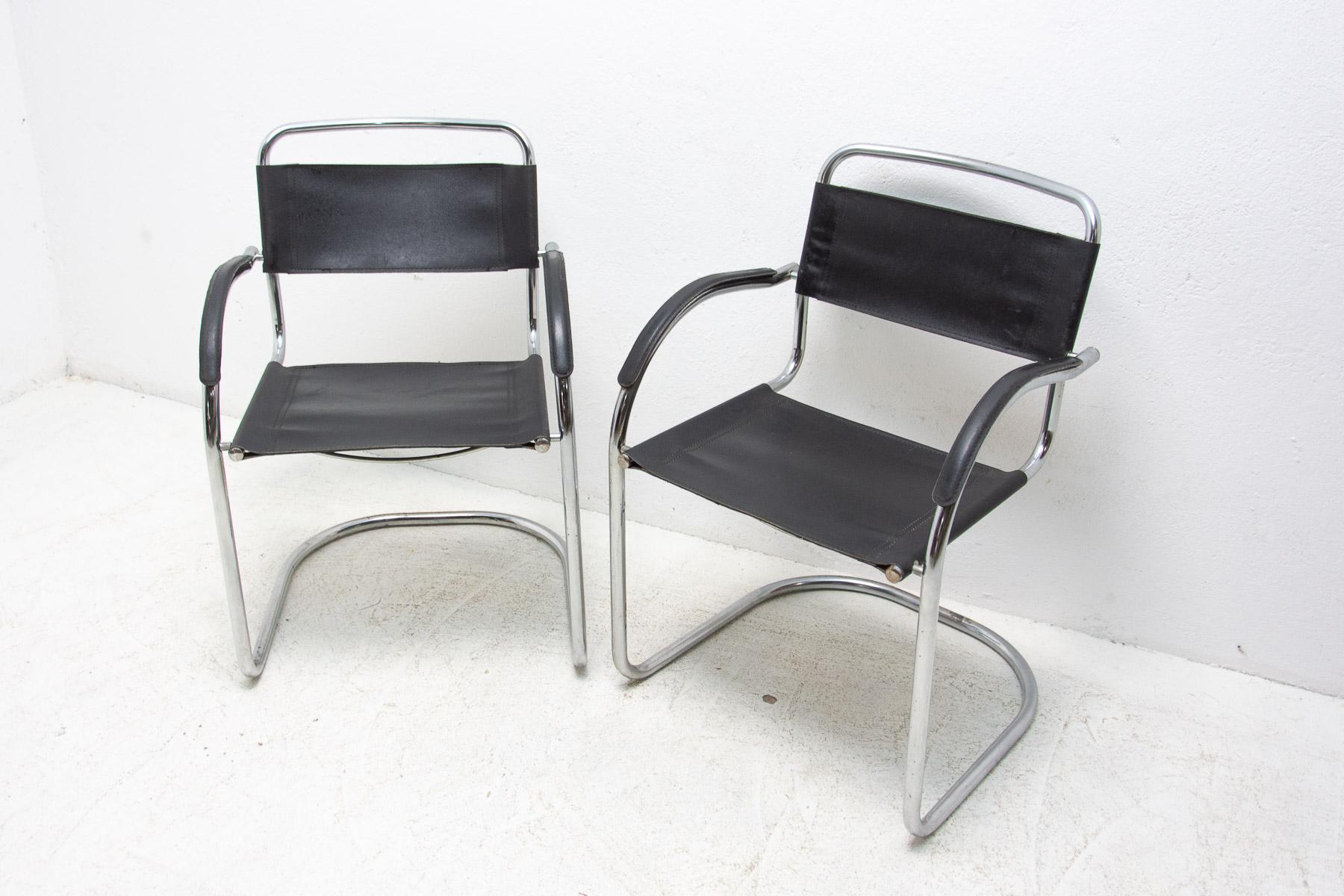 European Pair of Cantilever Tubular Steel Armchairs, 1970's, Europe For Sale