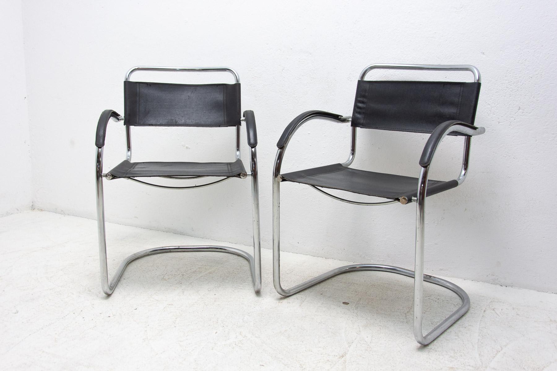 Pair of Cantilever Tubular Steel Armchairs, 1970's, Europe In Good Condition For Sale In Prague 8, CZ