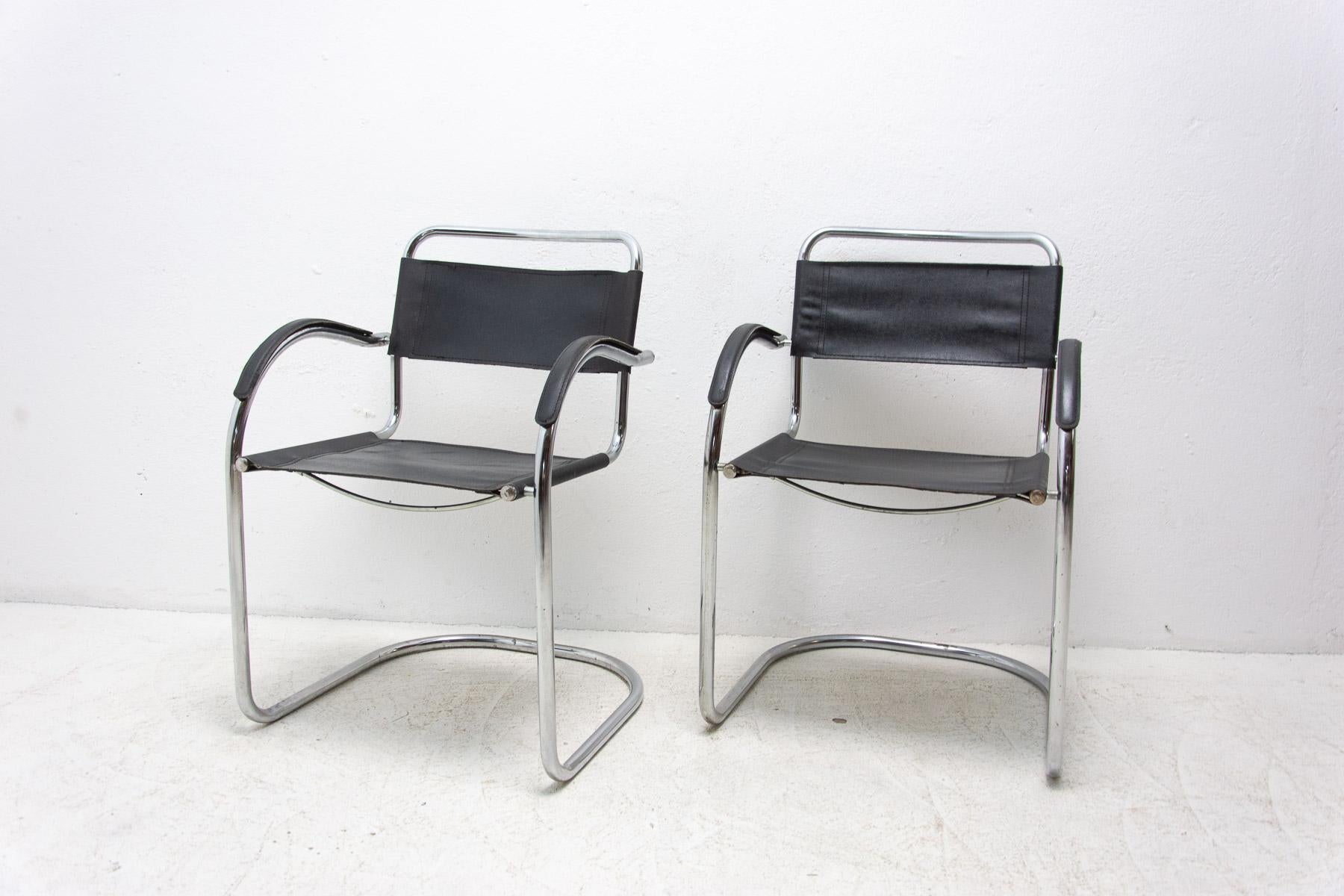 20ième siècle Paire de fauteuils en acier tubulaire en porte-à-faux, années 1970, Europe en vente