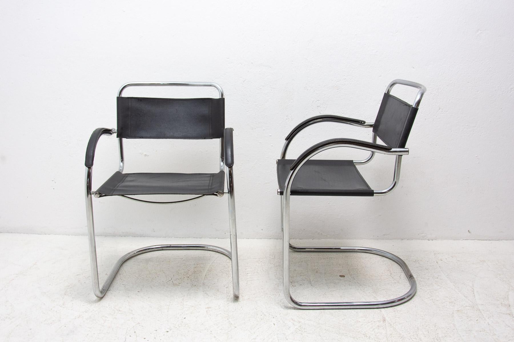 Pair of Cantilever Tubular Steel Armchairs, 1970's, Europe For Sale 1