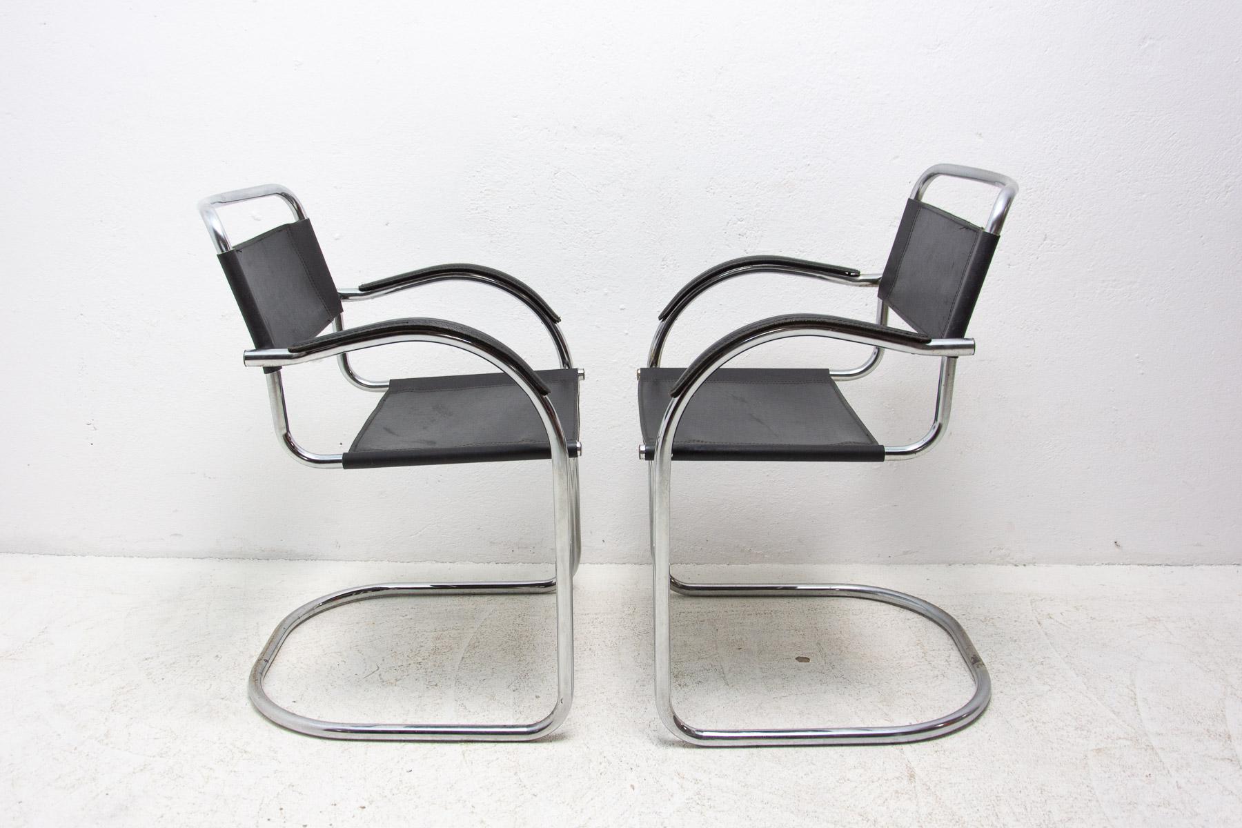 Pair of Cantilever Tubular Steel Armchairs, 1970's, Europe For Sale 2