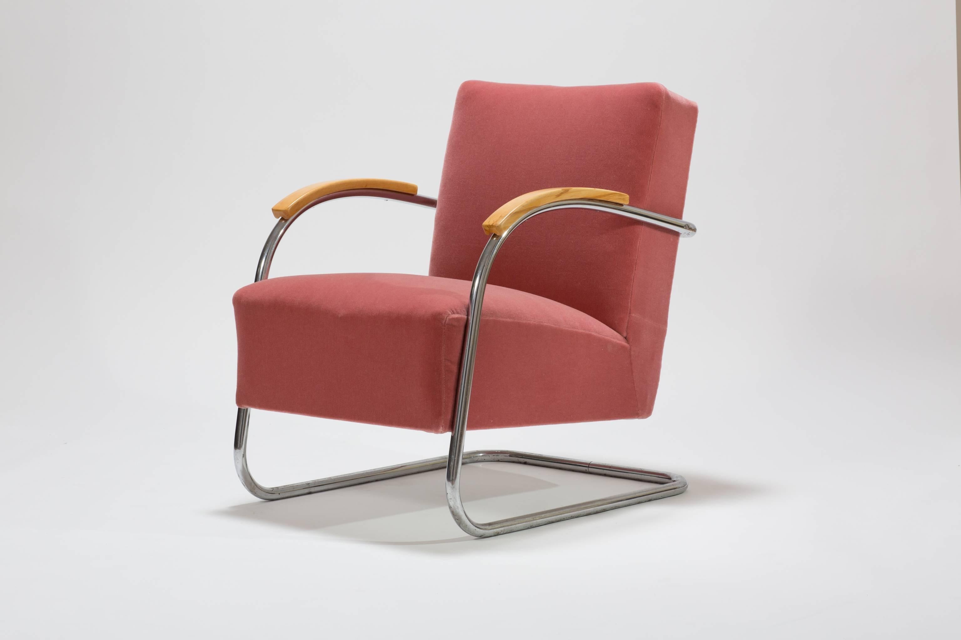 A pair of original tubular steel armchairs from the 1930s. The cantilever armchairs are typical for the German and Austrian Bauhaus Era. The Armchairs have a tubular steel frame and are upholstered with a Rose Mohair fabric.
The original armrests