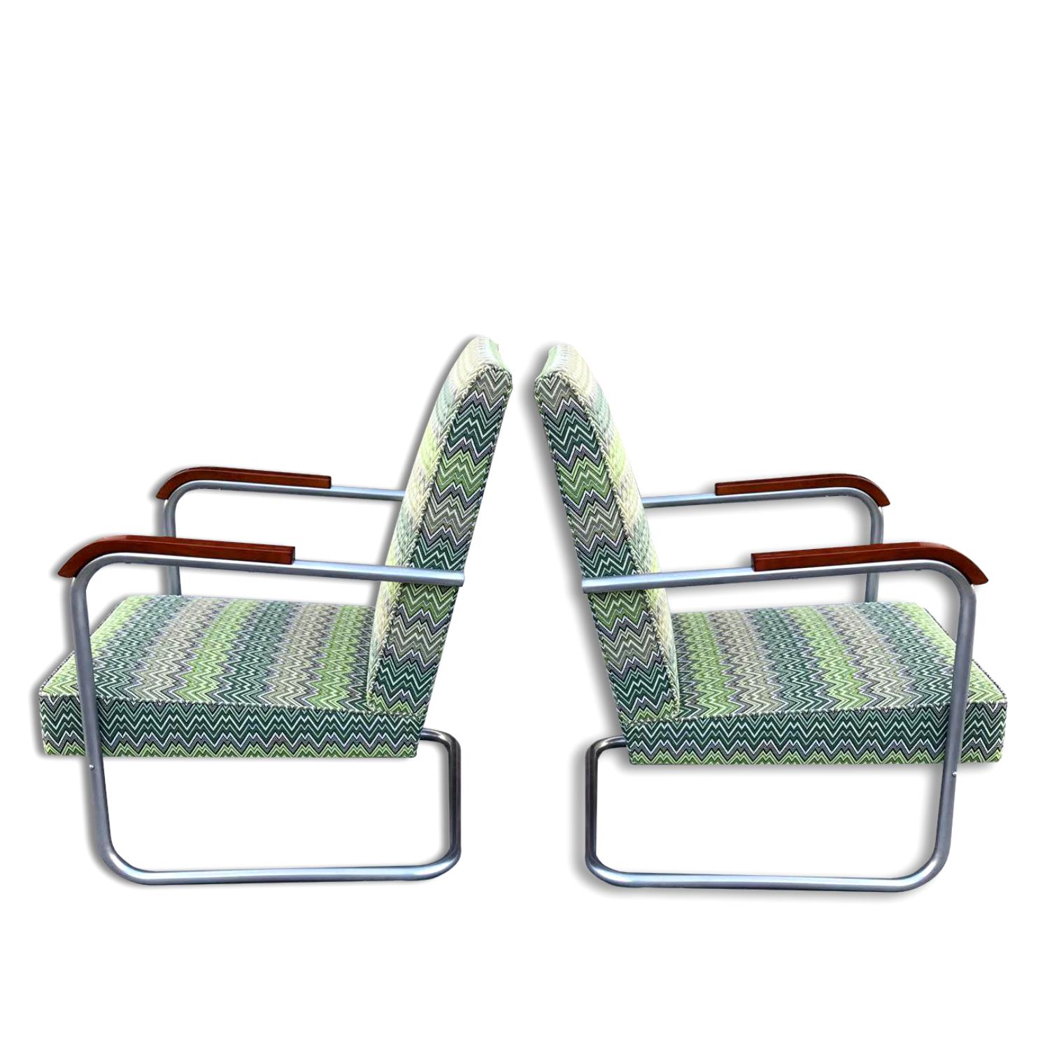 These armchairs was designed by Anton Lorenz for Mucke-Melder Company in 1935, as model FN22.
Its based on the model B 36 by Marcel Breuer for Thonet. It features a metal structure, wooden armrests and a new upholstery.
The armchairs are in