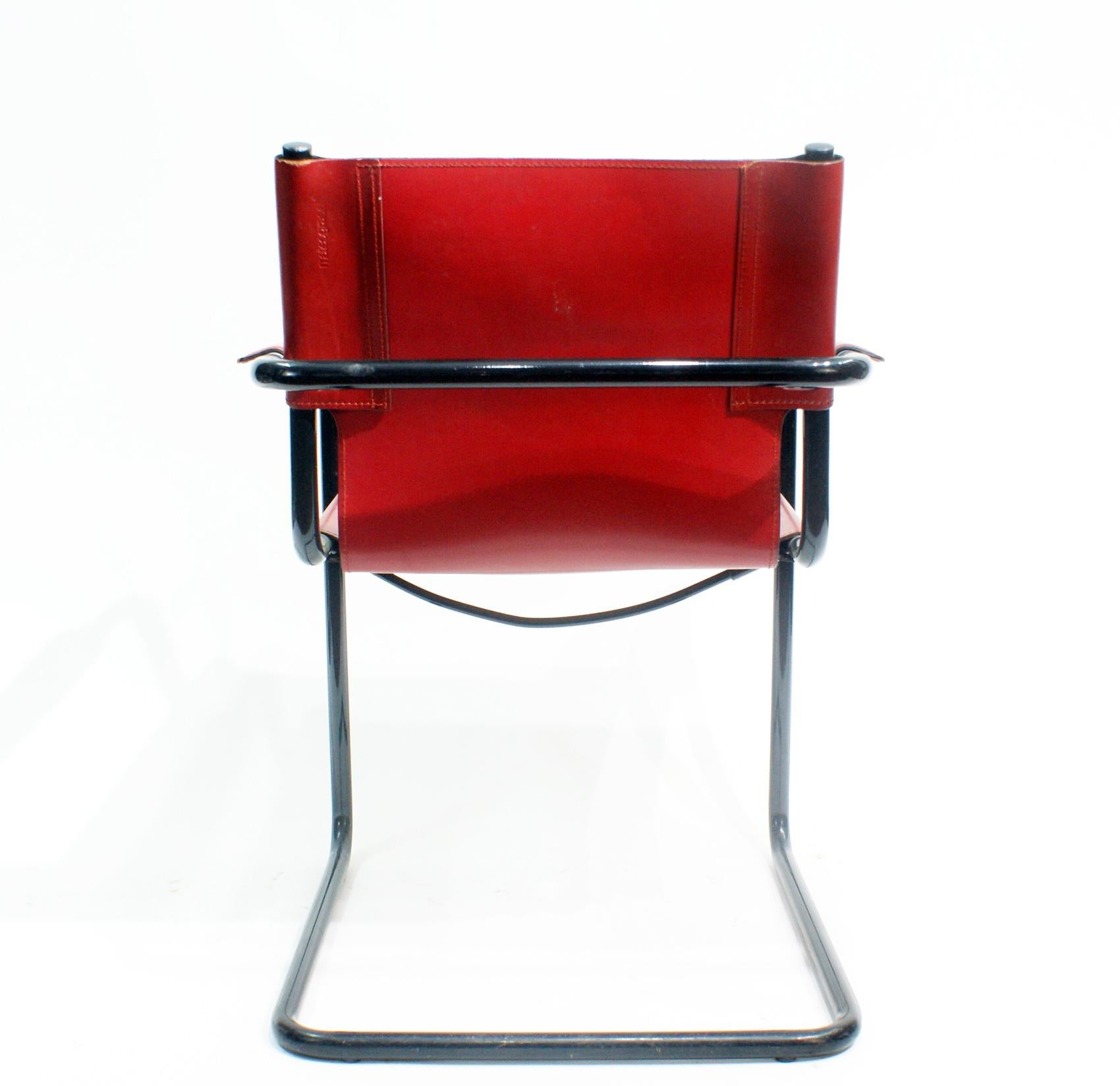 Anodisé Paire de chaises d'appoint en porte-à-faux, signées Matteo Grassi, Italie, 1970 en vente