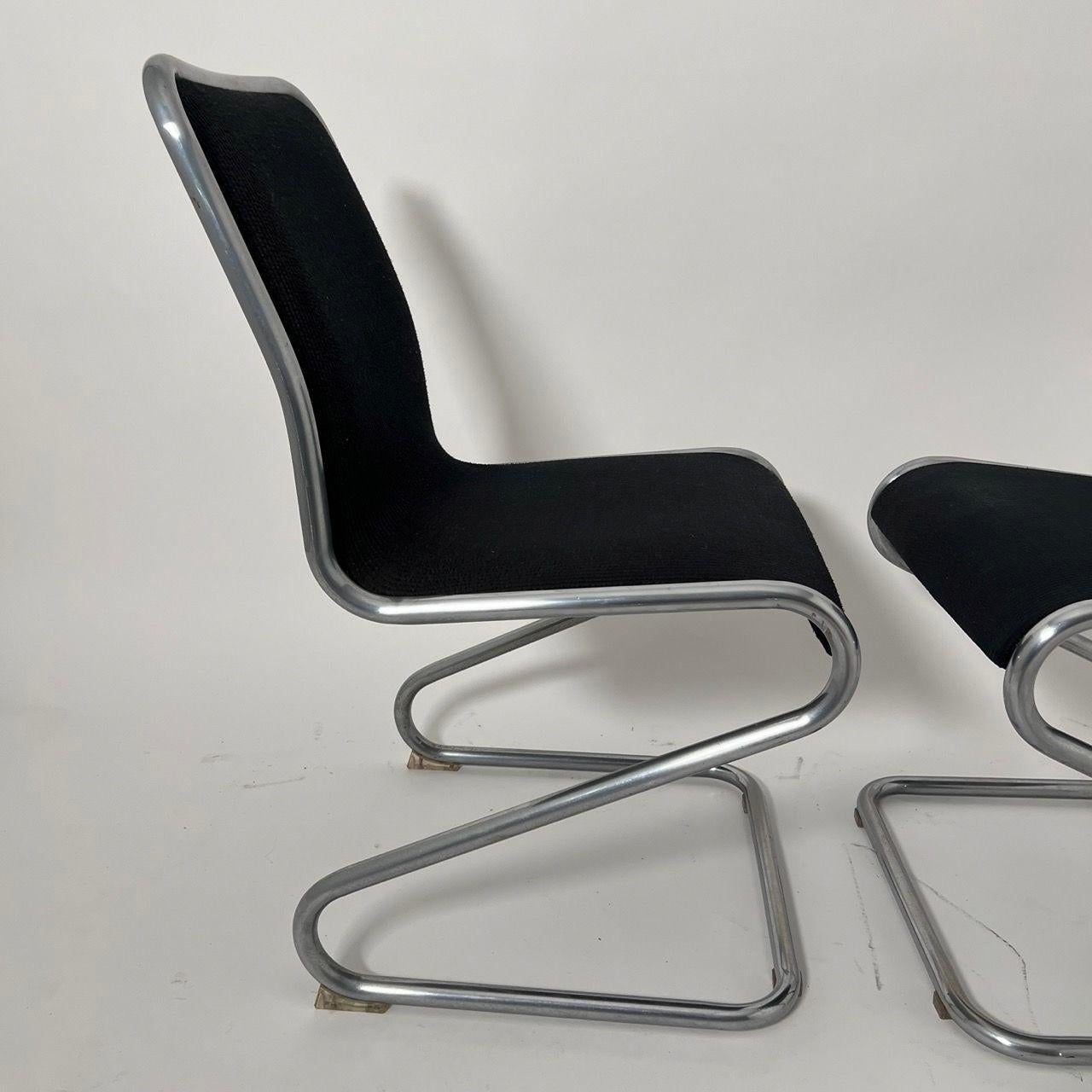 Paar freitragende Z-Stühle, Stahlrohr und schwarzer Stoff, Italien um 1970 im Angebot 4