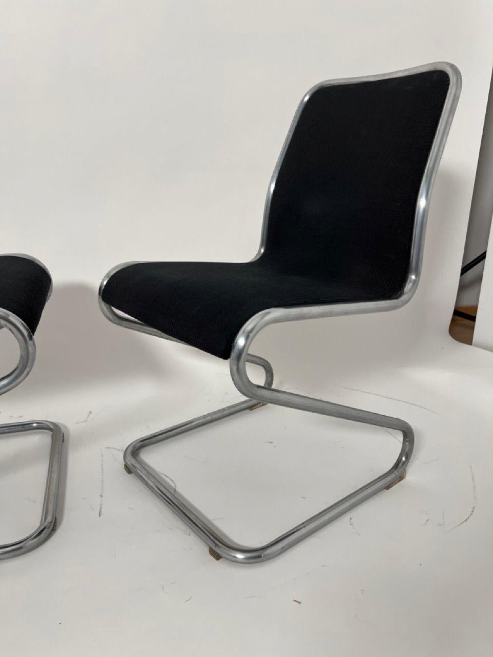 Paar freitragende Z-Stühle, Stahlrohr und schwarzer Stoff, Italien um 1970 im Angebot 5