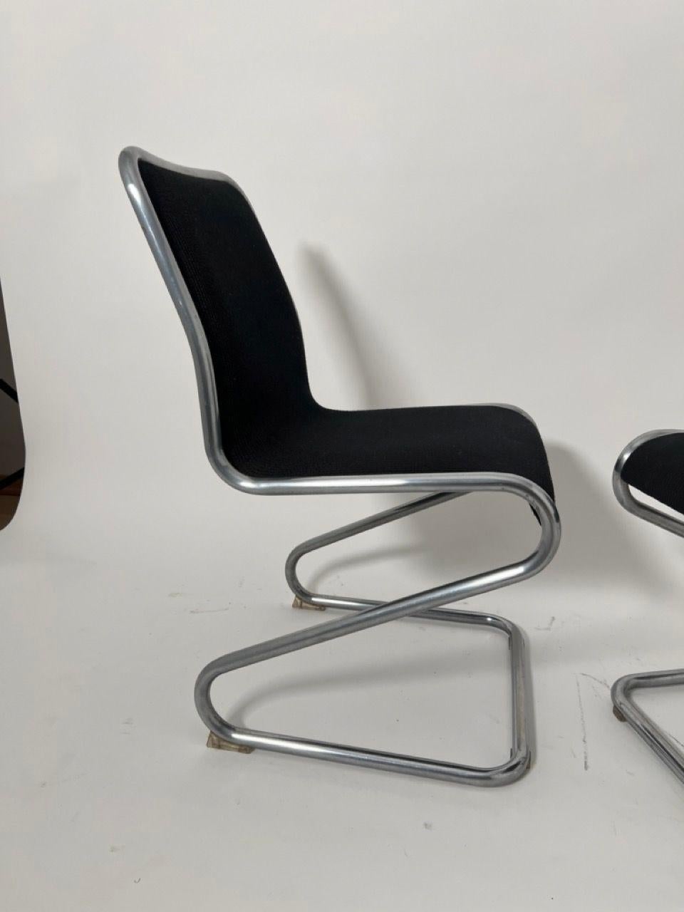 Paar freitragende Z-Stühle, Stahlrohr und schwarzer Stoff, Italien um 1970 im Angebot 6
