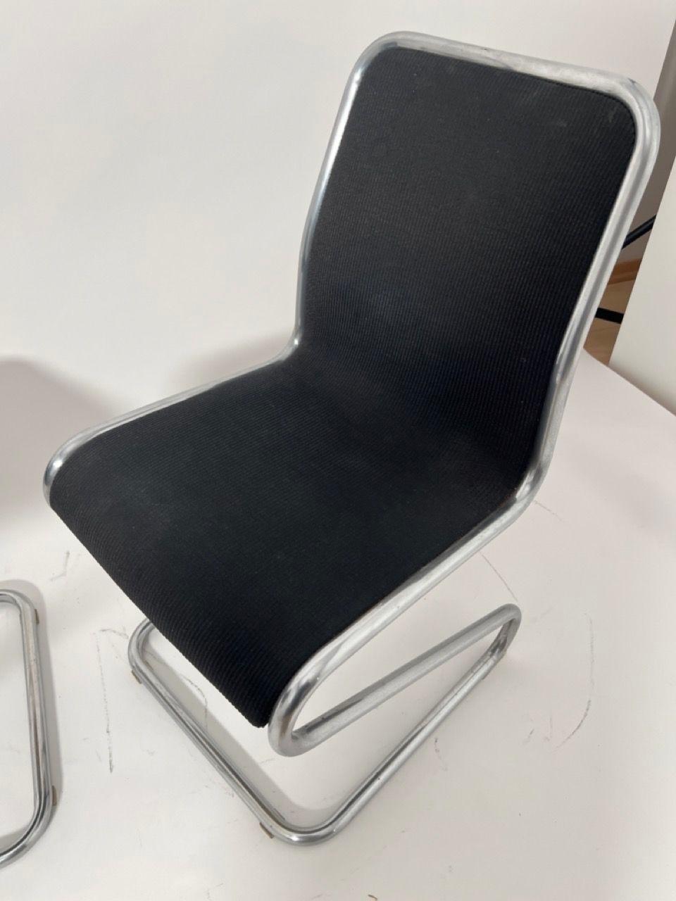 Paar freitragende Z-Stühle, Stahlrohr und schwarzer Stoff, Italien um 1970 im Angebot 8