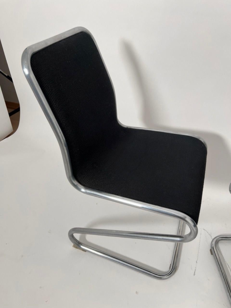 Paar freitragende Z-Stühle, Stahlrohr und schwarzer Stoff, Italien um 1970 im Angebot 9