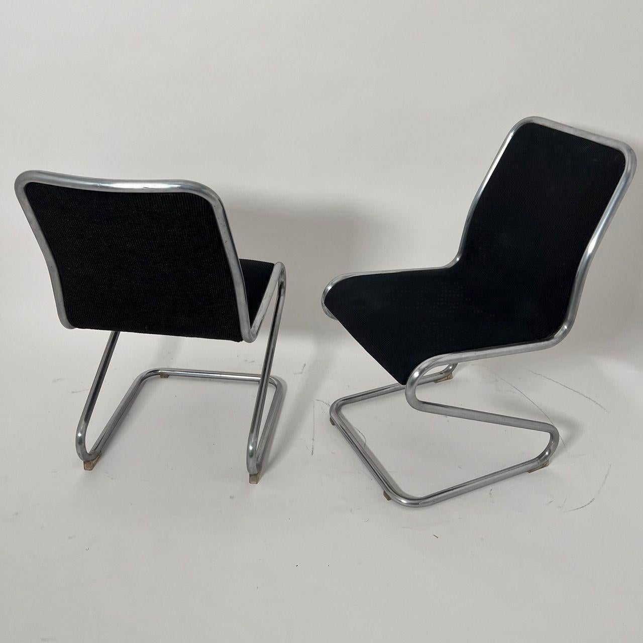 Paar freitragende Z-Stühle, Stahlrohr und schwarzer Stoff, Italien um 1970 im Angebot 10