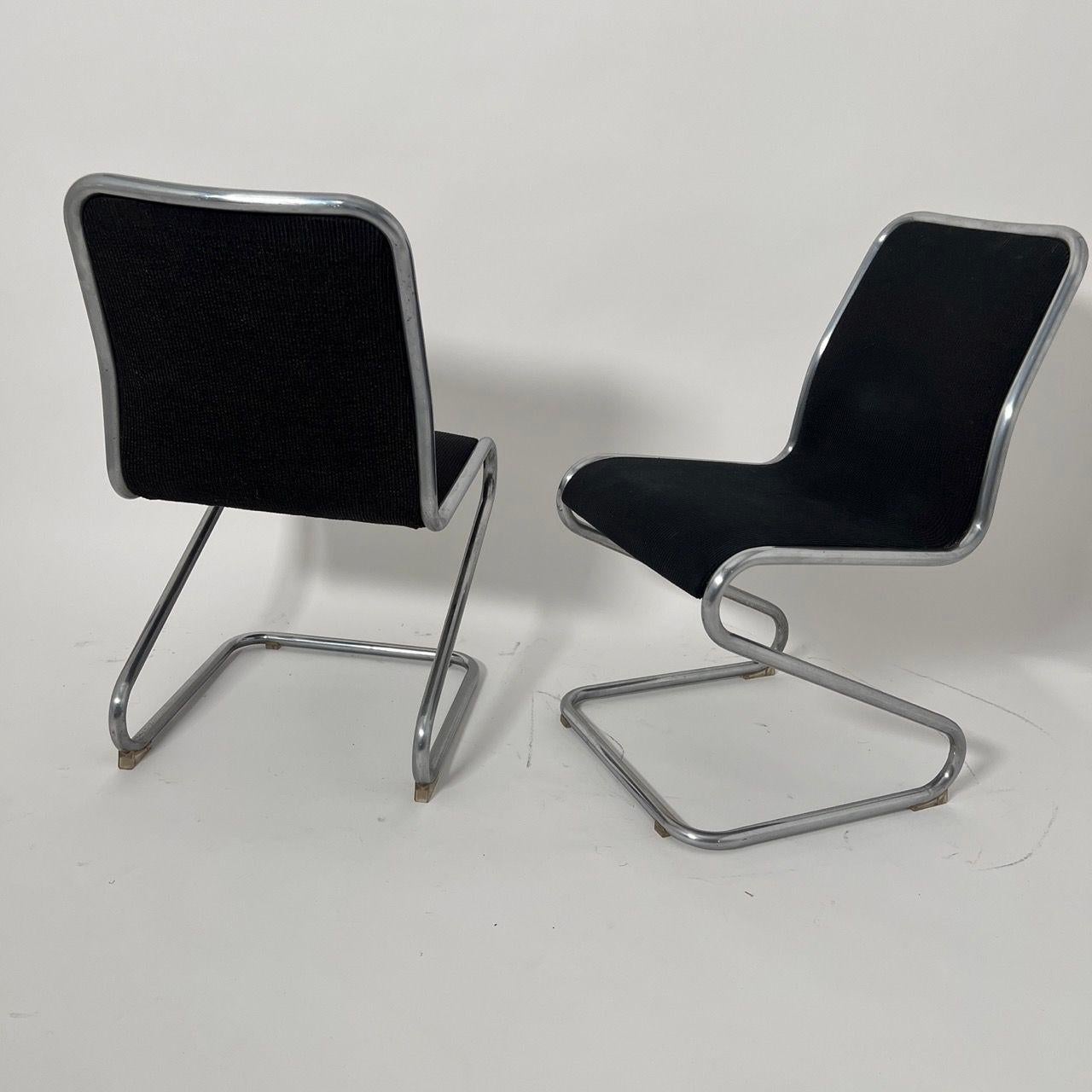 Paar freitragende Z-Stühle, Stahlrohr und schwarzer Stoff, Italien um 1970 im Angebot 11