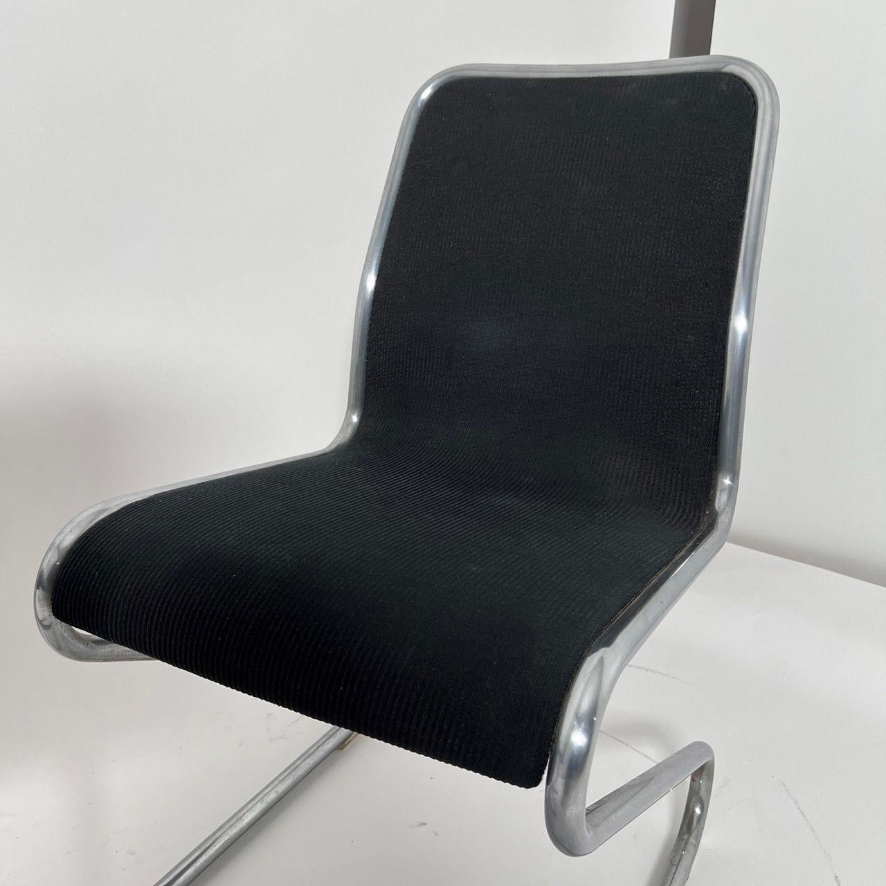 Paar freitragende Z-Stühle, Stahlrohr und schwarzer Stoff, Italien um 1970 im Angebot 12