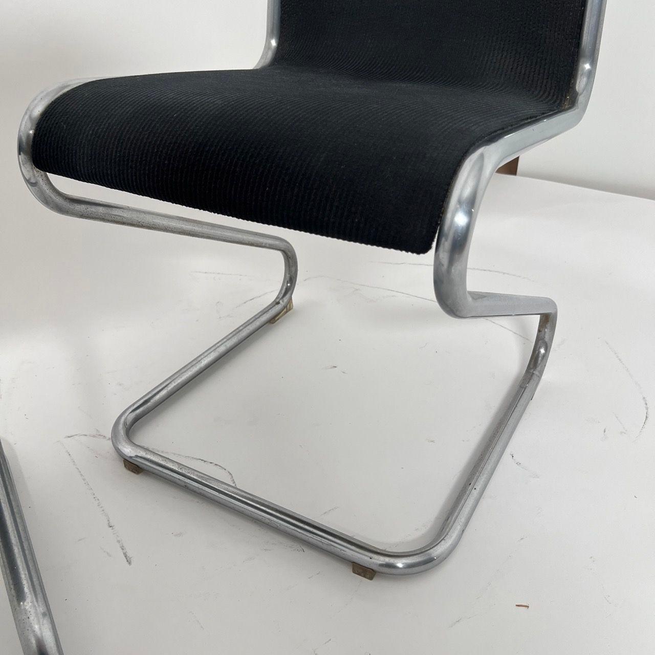 Paar freitragende Z-Stühle, Stahlrohr und schwarzer Stoff, Italien um 1970 im Angebot 13