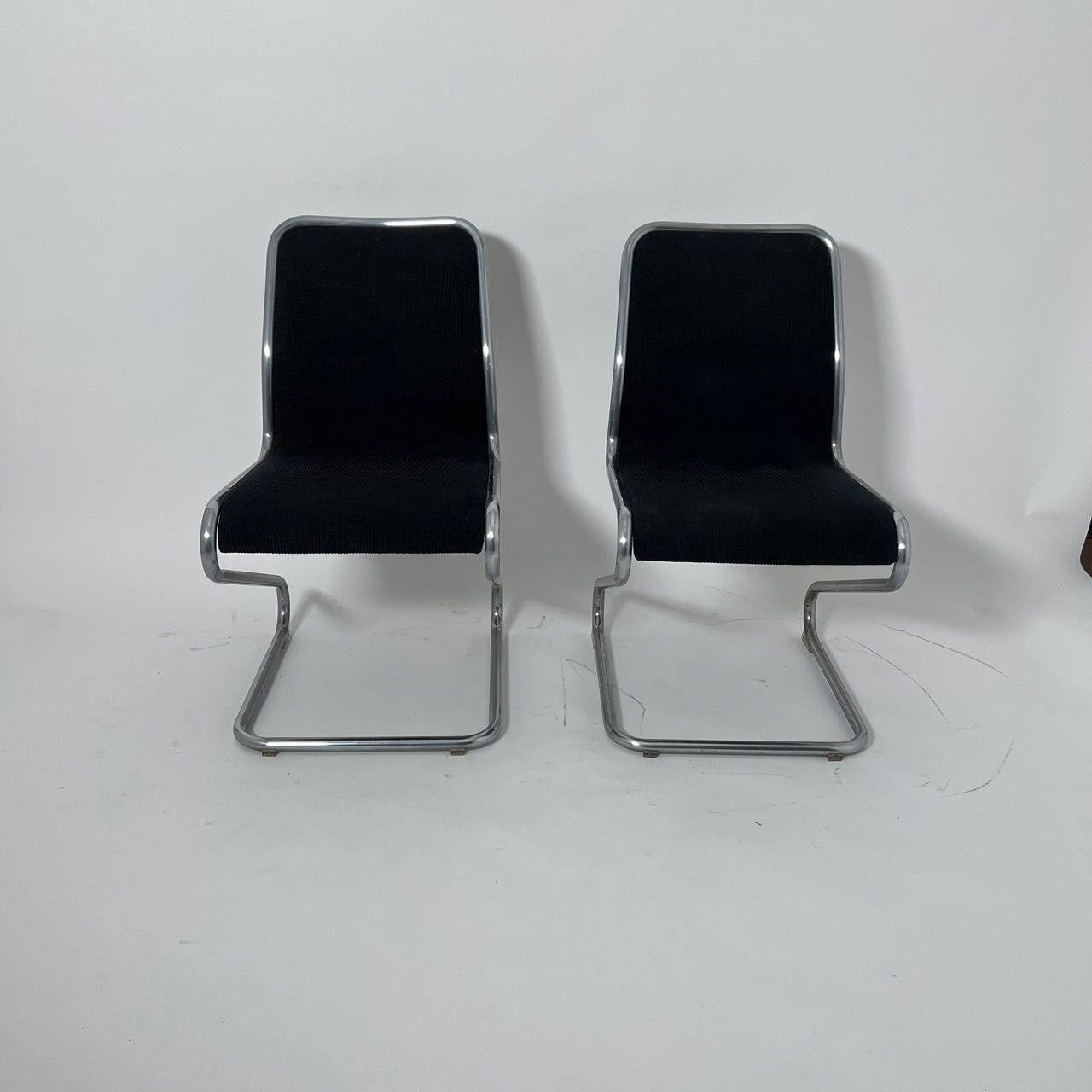 Paar freitragende Z-Stühle, Stahlrohr und schwarzer Stoff, Italien um 1970 (Moderne) im Angebot