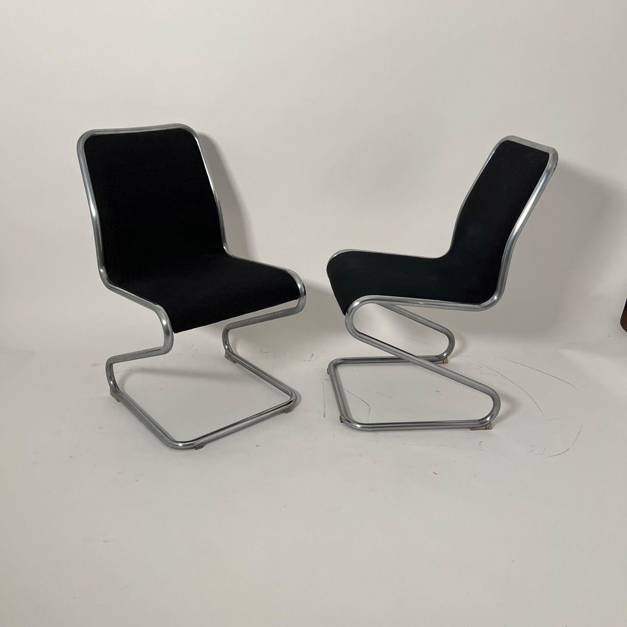 Paar freitragende Z-Stühle, Stahlrohr und schwarzer Stoff, Italien um 1970 (Verzinkt) im Angebot