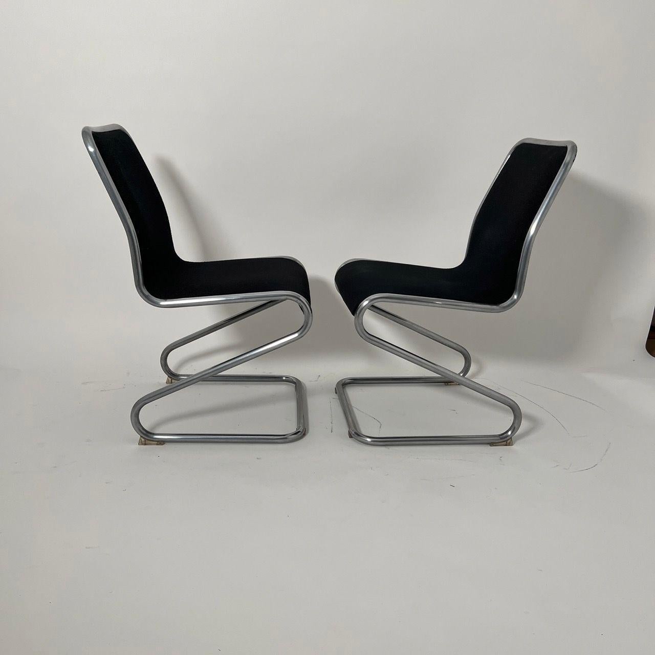 Paar freitragende Z-Stühle, Stahlrohr und schwarzer Stoff, Italien um 1970 (Ende des 20. Jahrhunderts) im Angebot