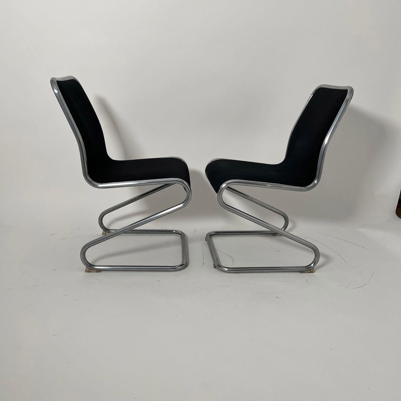 Paar freitragende Z-Stühle, Stahlrohr und schwarzer Stoff, Italien um 1970 im Angebot 1