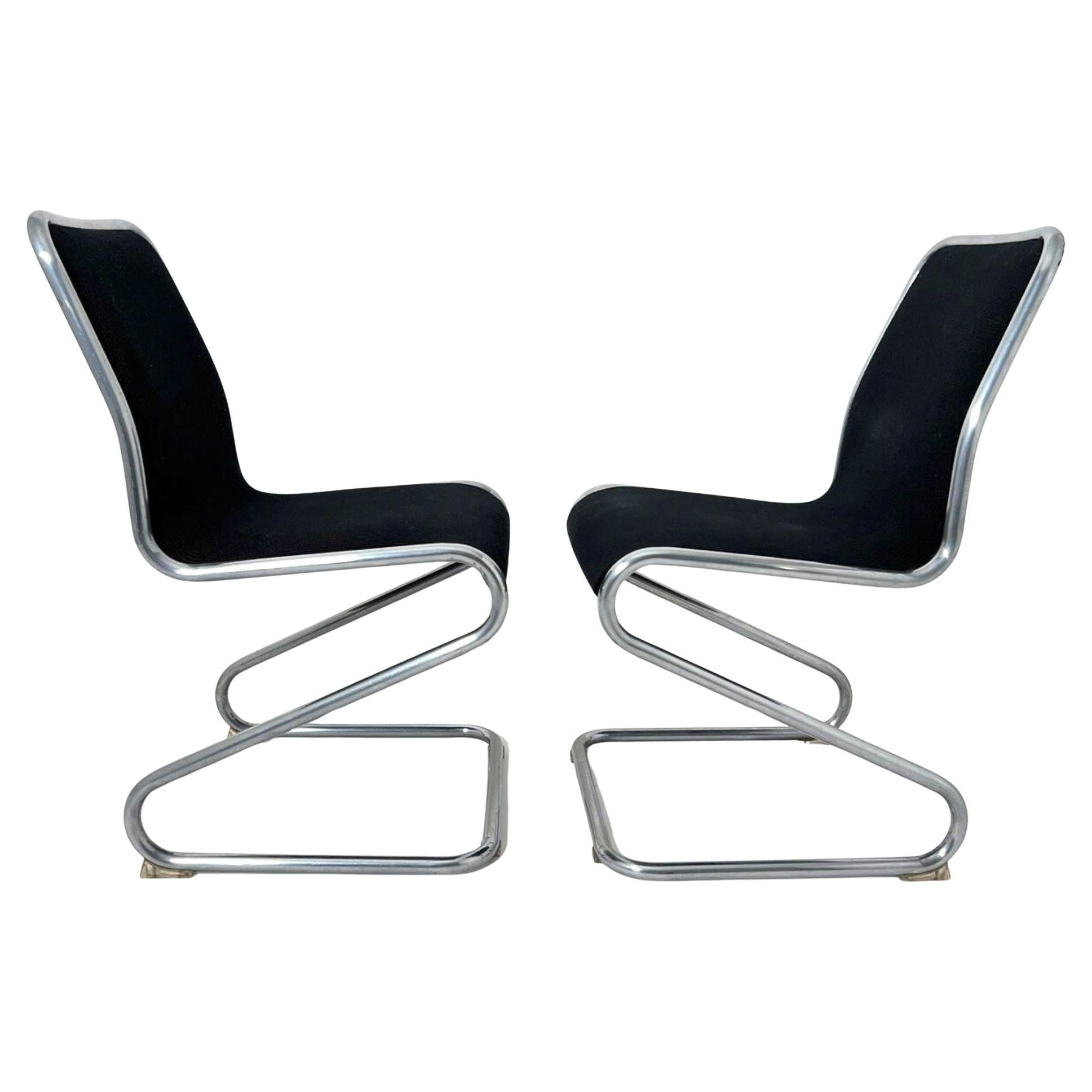 Paar freitragende Z-Stühle, Stahlrohr und schwarzer Stoff, Italien um 1970 im Angebot