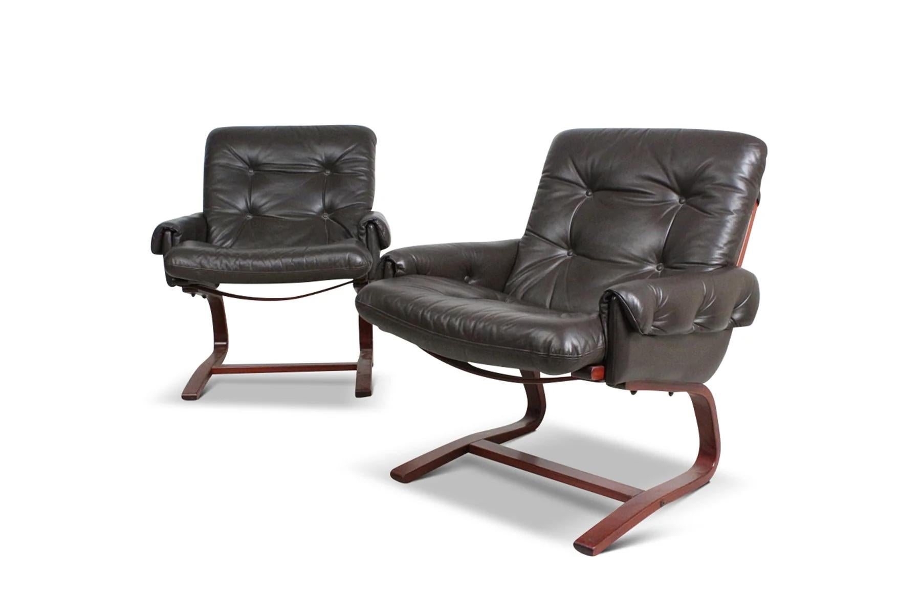 Norwegian Pair of cantilevered leather lounge chairs by ingmar relling For Sale