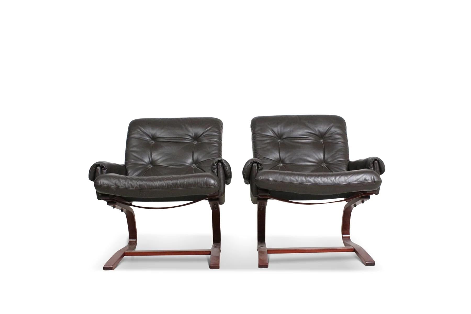 Pair of cantilevered leather lounge chairs by ingmar relling In Good Condition For Sale In Berkeley, CA