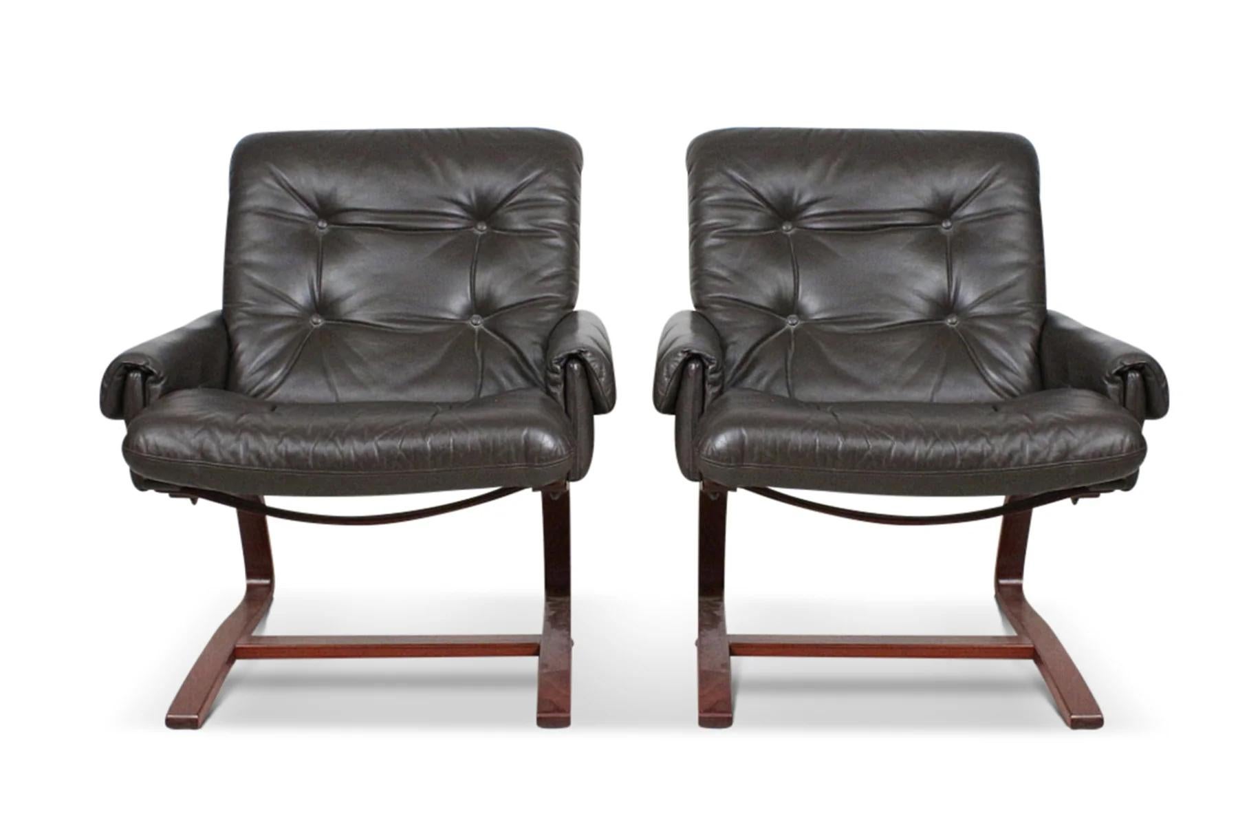 Pair of cantilevered leather lounge chairs by ingmar relling For Sale 2