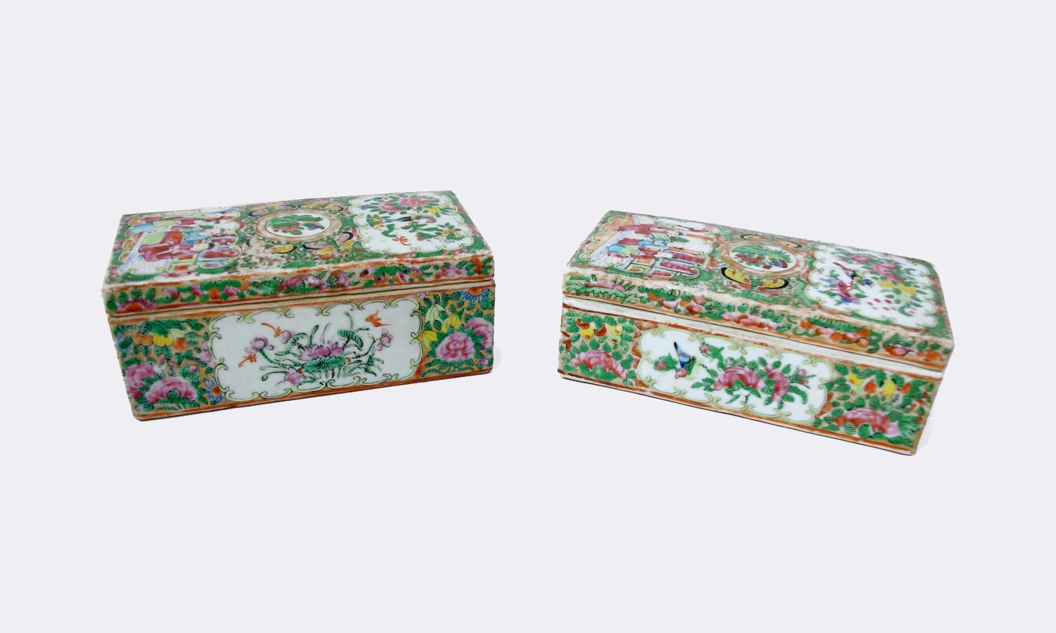 Pair of rectangular Canton porcelain boxes. Polychromic and gold enameled decoration in the green and pink shades and composed of flowers and foliages with bouquets and scenes.
The inside is divided in two lenght wise parts.
Chinese work, made