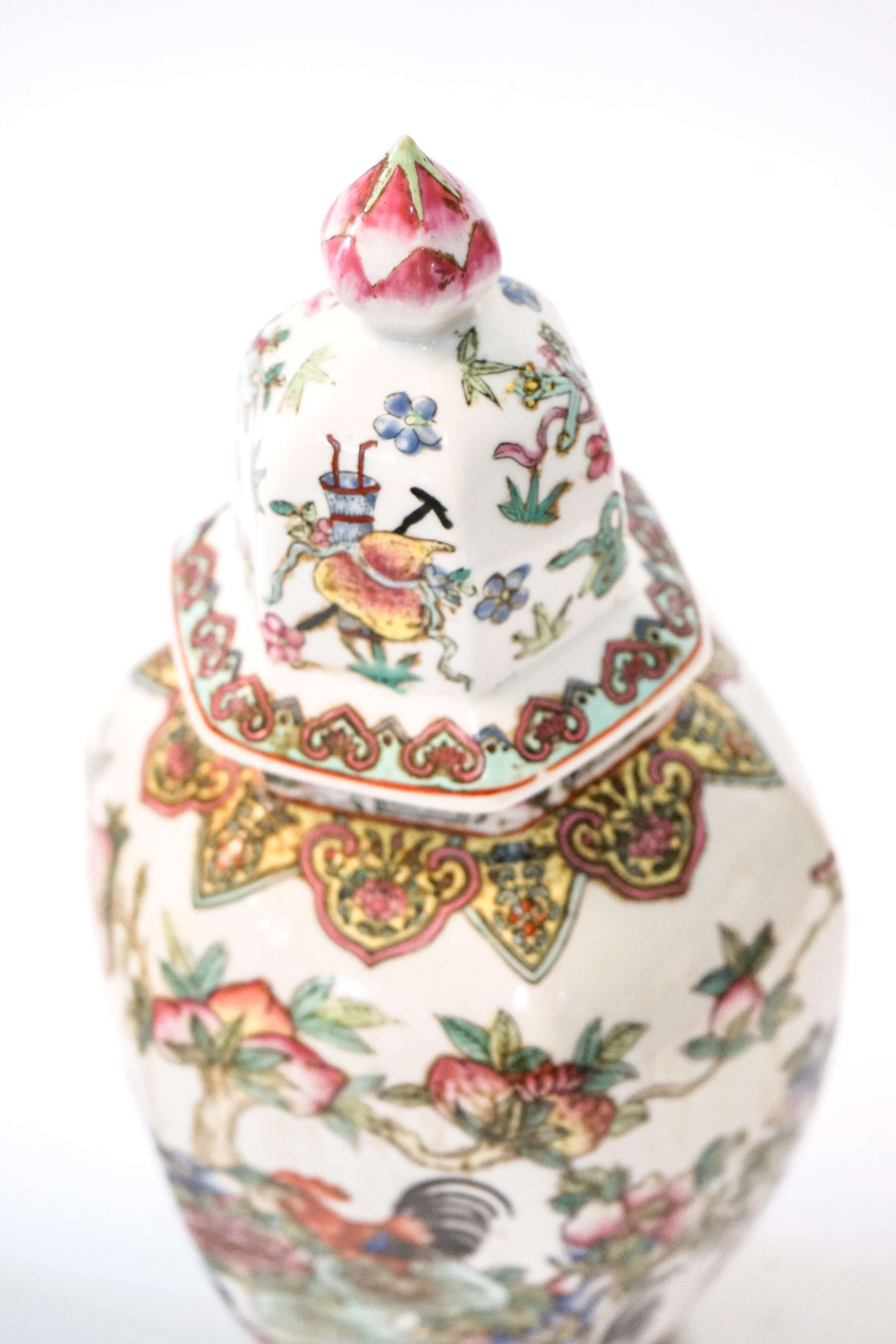 Dieses dekorative Paar Porzellankrüge ist mit Hähnen und Blumen verziert. Stammt aus China, um 1950.