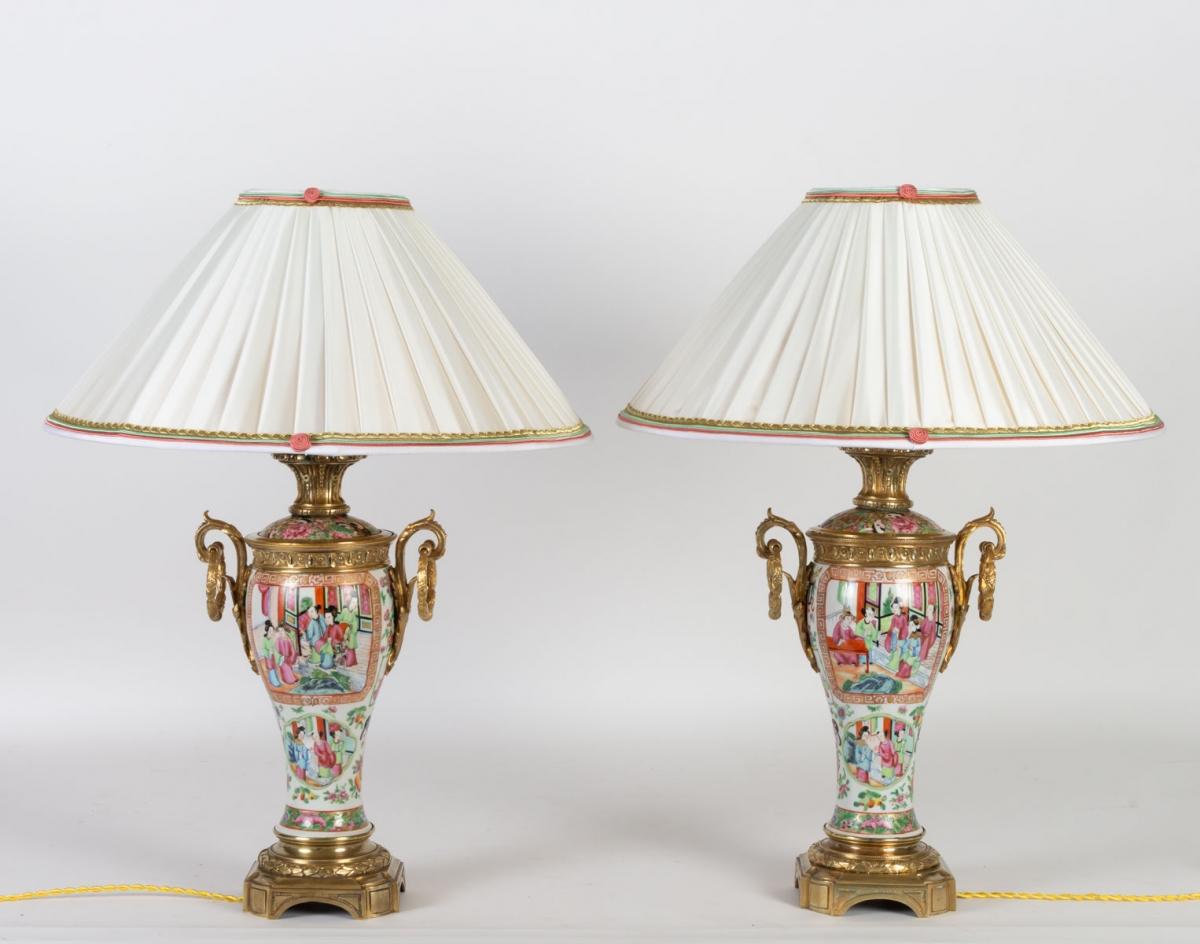 Pair of Lamps in Canton porcelain, Rose family, 19th century, Napoleon III period, Mounting in finely chased gilt bronze, Shade in pleated silk, diameter 45 cm.
H: 45 x W: 24 cm