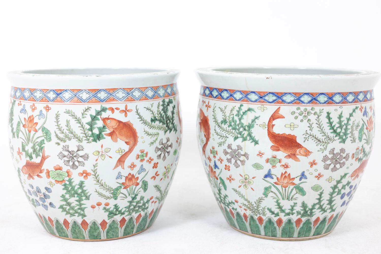 Pair of Canton porcelain planters, circa 1950 In Excellent Condition For Sale In Saint-Ouen, FR