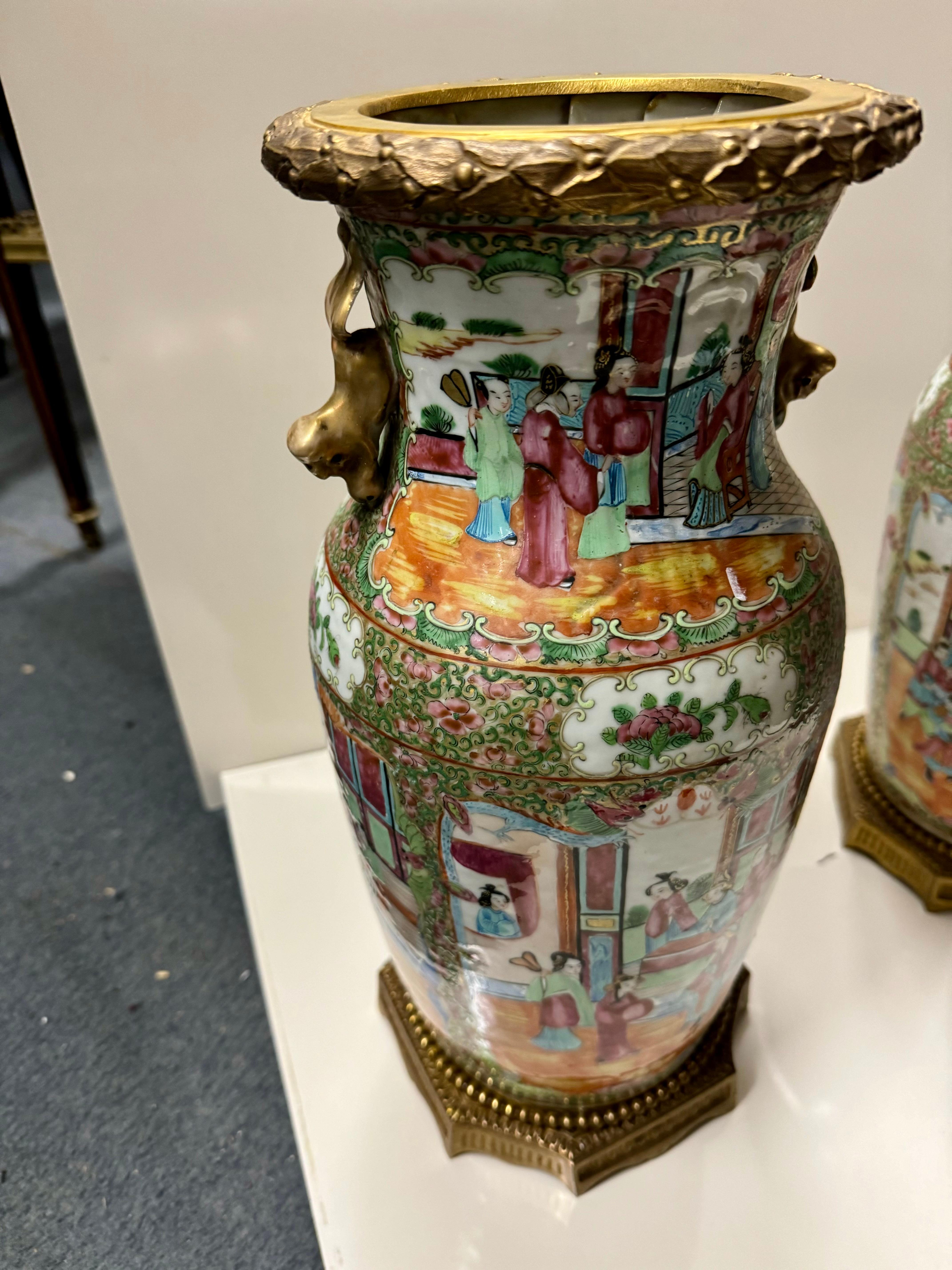 Bronzo Coppia di rose cantonali a medaglione in vendita