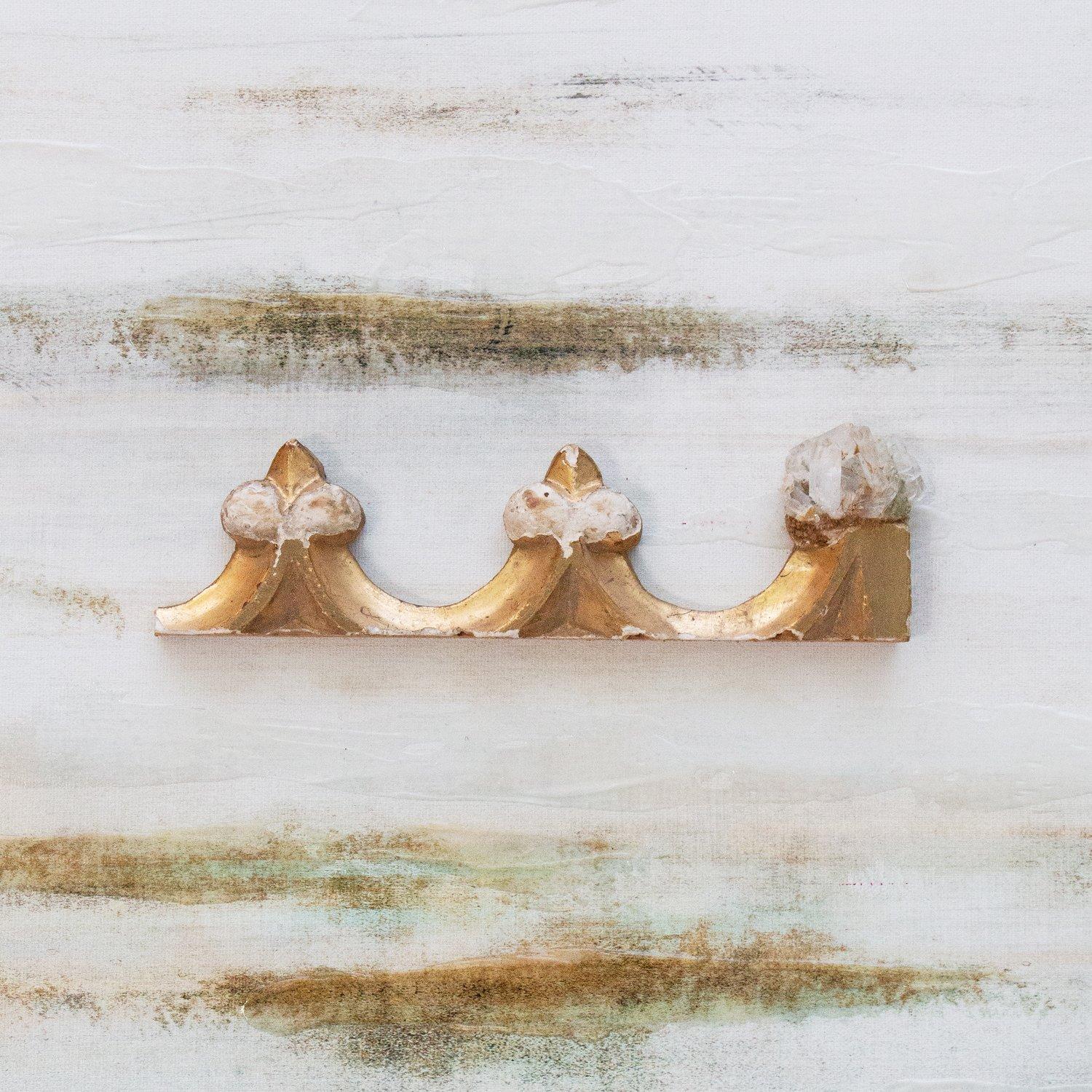 Ein Paar bedruckter Leinwände, verziert mit italienischen Holzfragmenten aus dem 18. Jahrhundert und Faden-Kristallen, eingefasst in einen Schattenbox-Acryl-Metallrahmen.