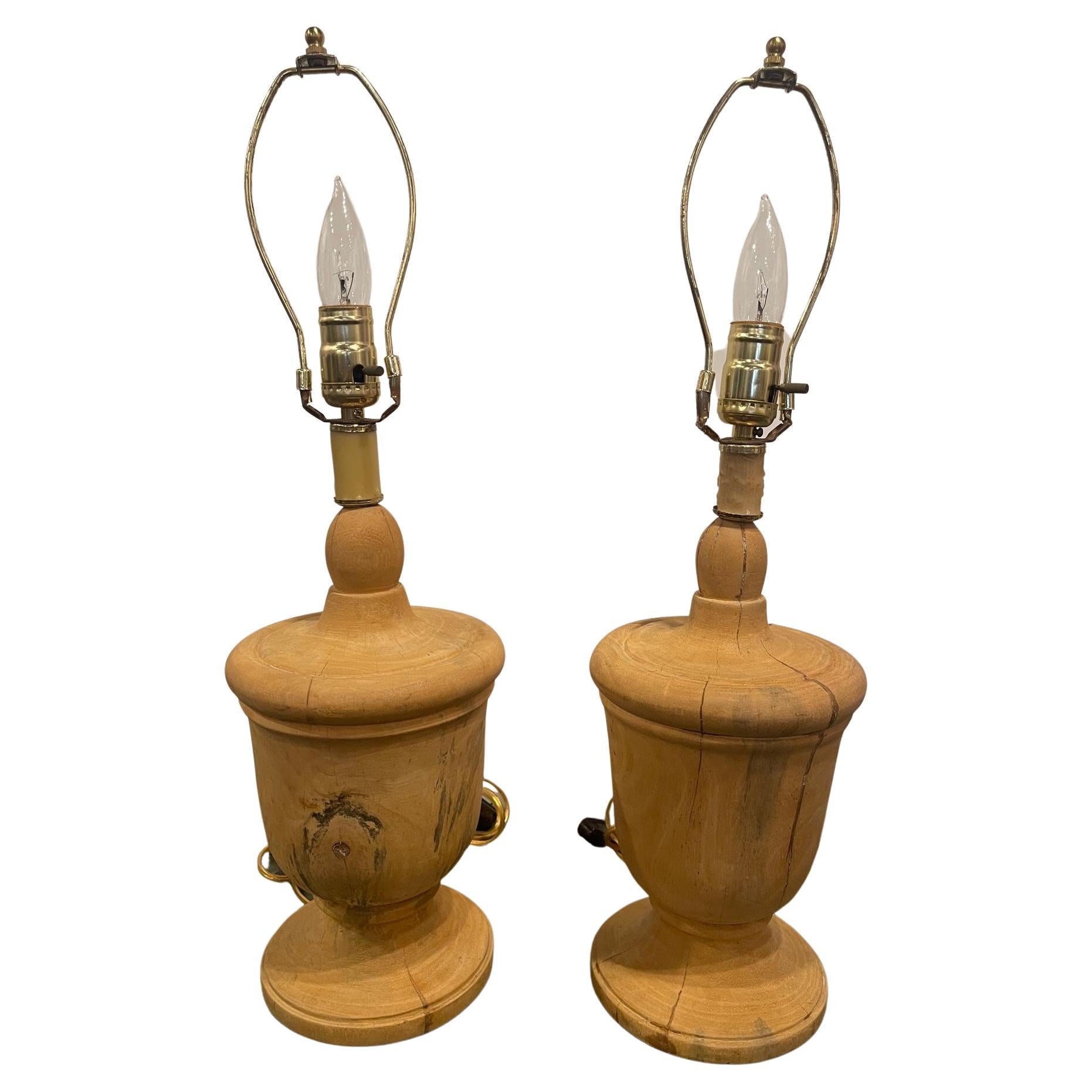 Ein Paar Kapitolfragmente, umfunktioniert als Lampen, 19. Jahrhundert